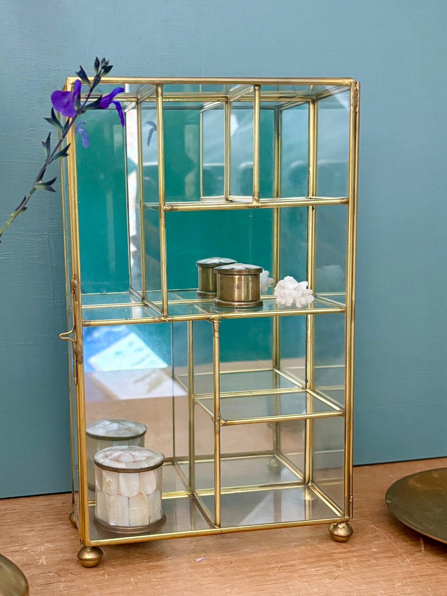 Vitrine vintage en verre et laiton