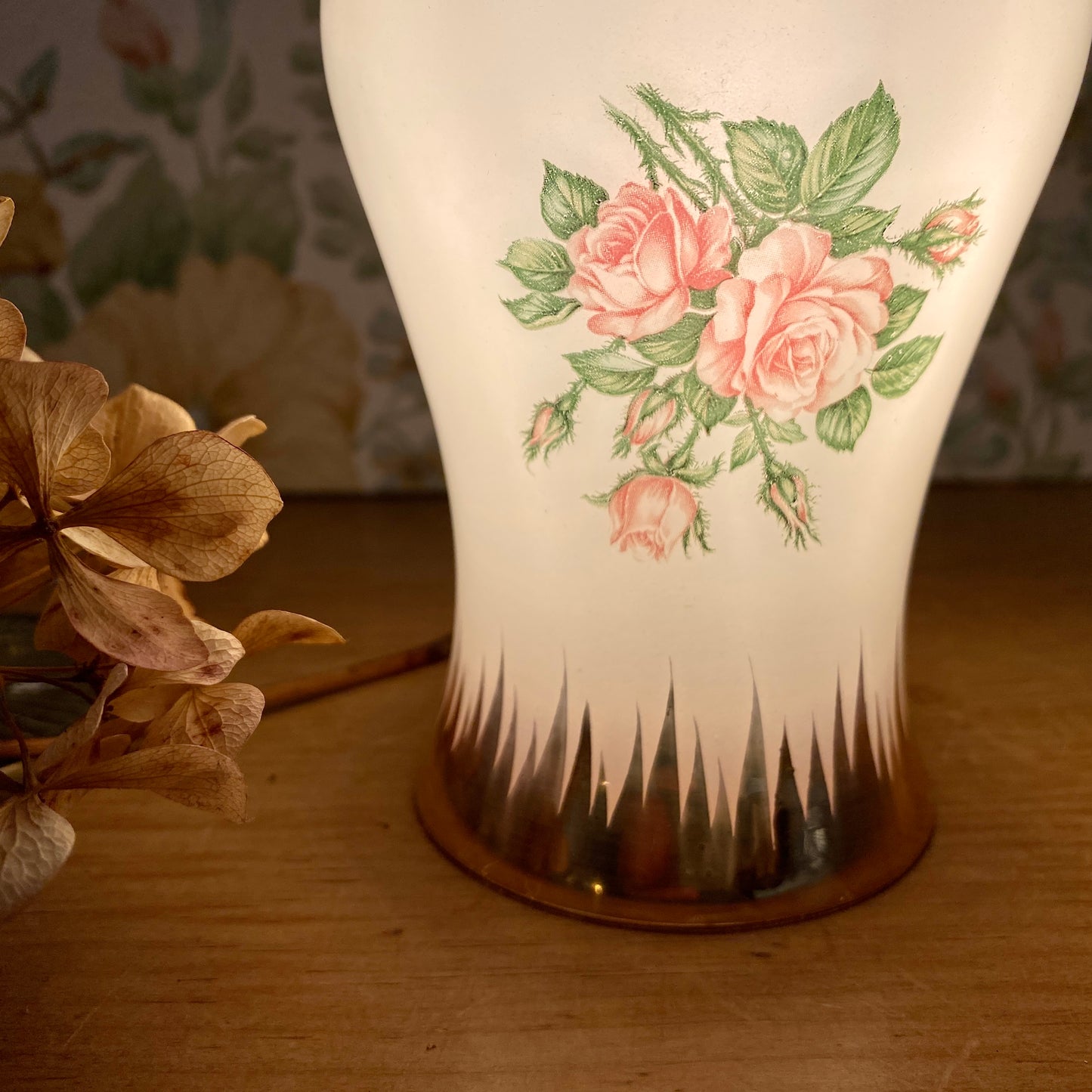 Baladeuse tulipe vintage en opaline blanche avec dessin de roses