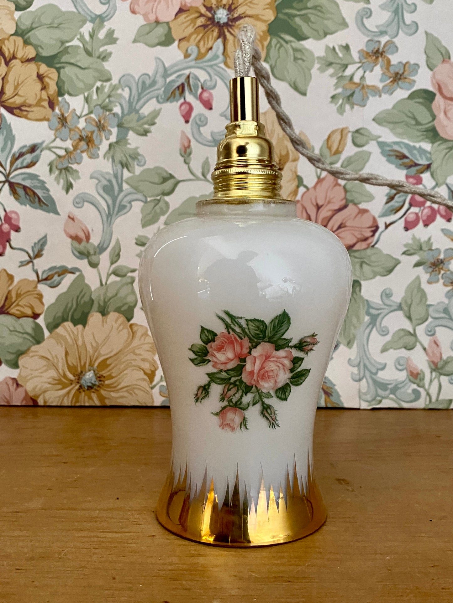 Baladeuse tulipe vintage en opaline blanche avec dessin de roses