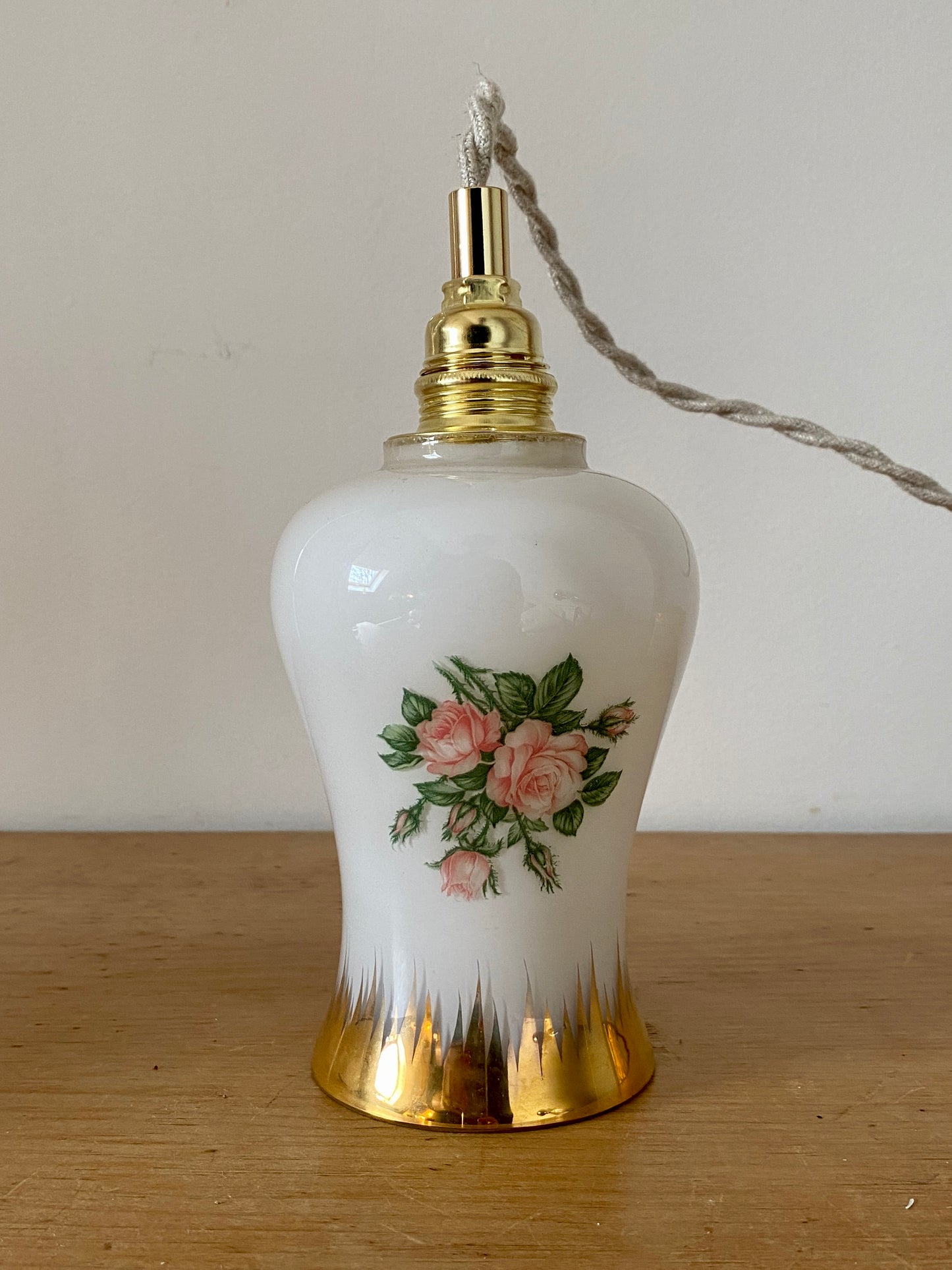 Baladeuse tulipe vintage en opaline blanche avec dessin de roses