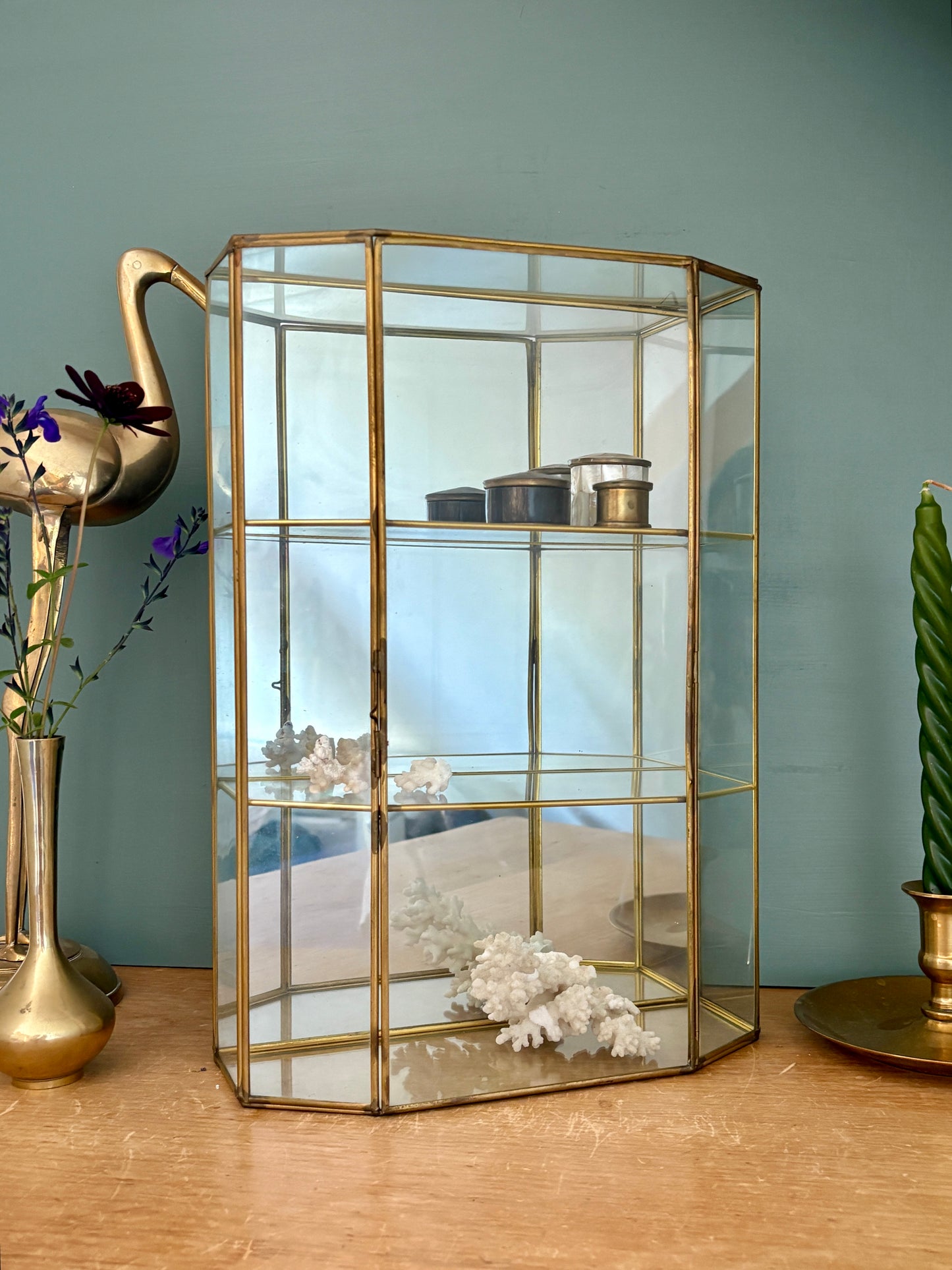 Grande vitrine ancienne en verre et laiton