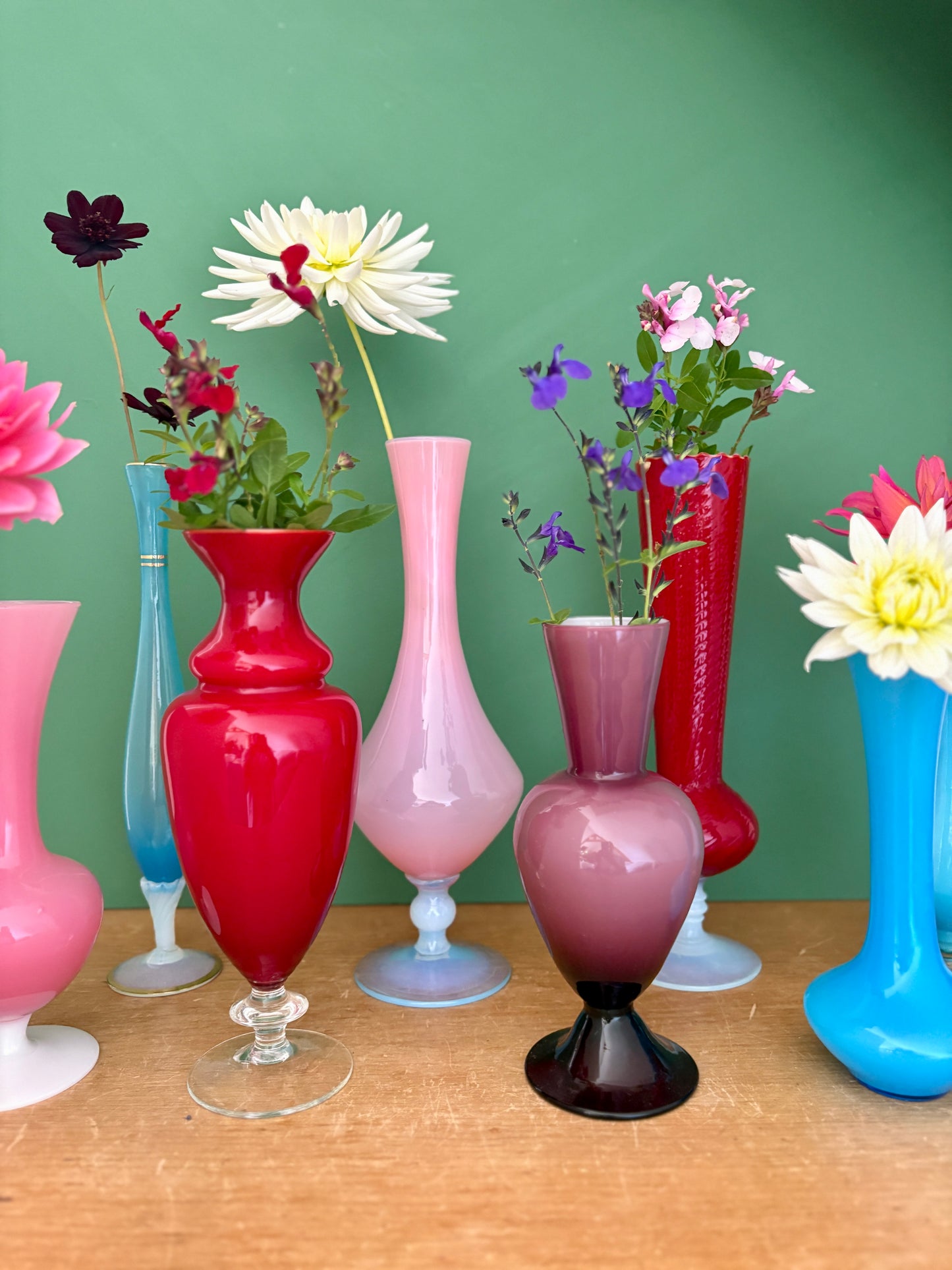 Lot de 8 vases soliflores vintage en verre et opaline