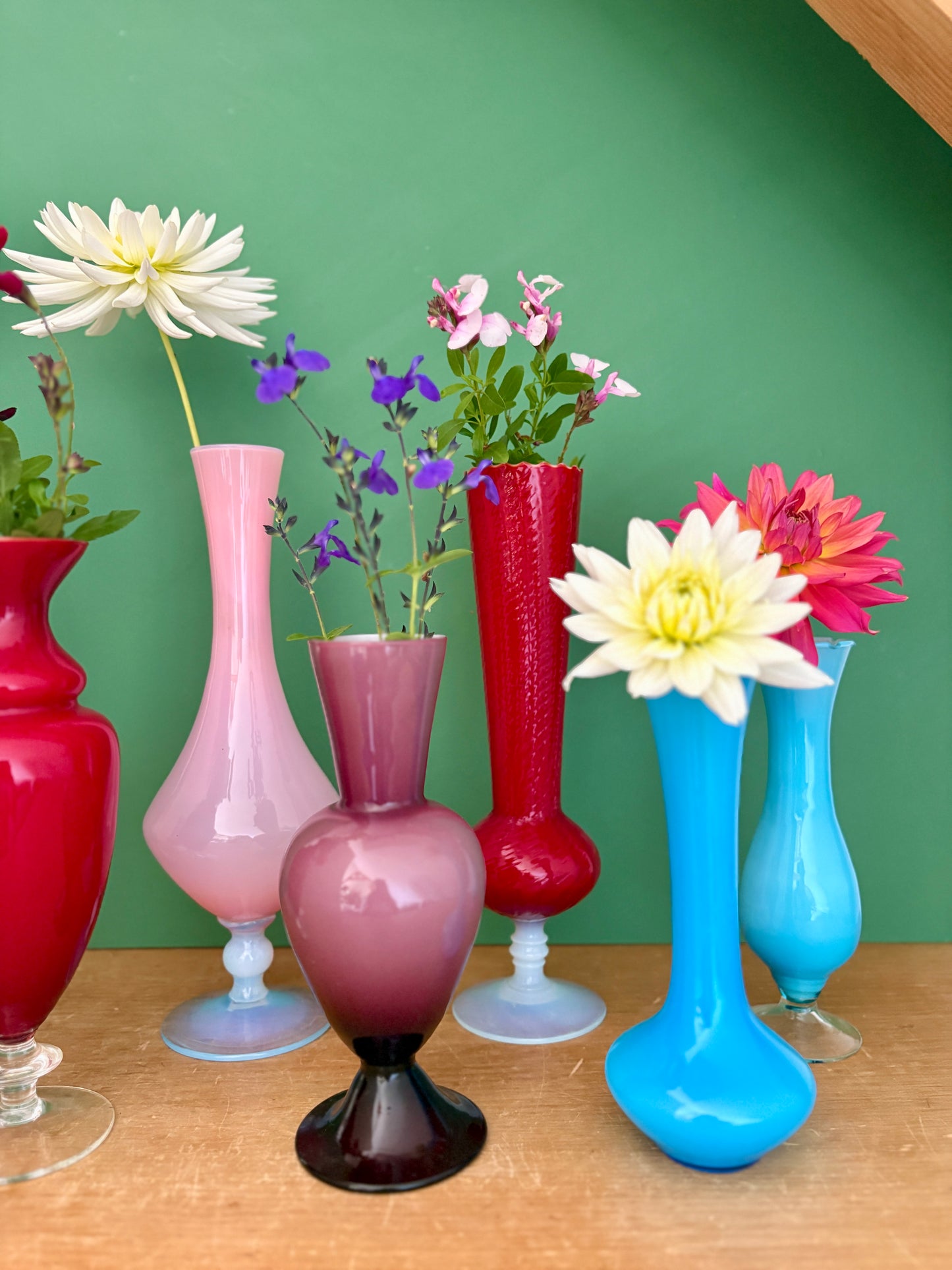 Lot de 8 vases soliflores vintage en verre et opaline