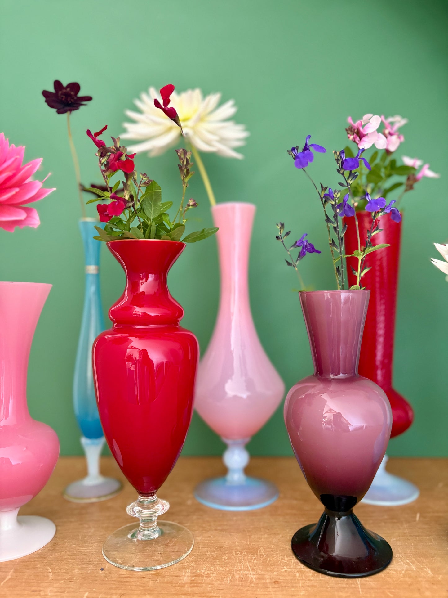 Lot de 8 vases soliflores vintage en verre et opaline