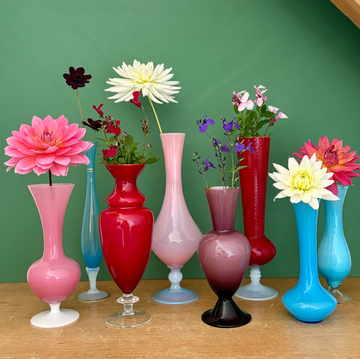 Lot de 8 vases soliflores vintage en verre et opaline