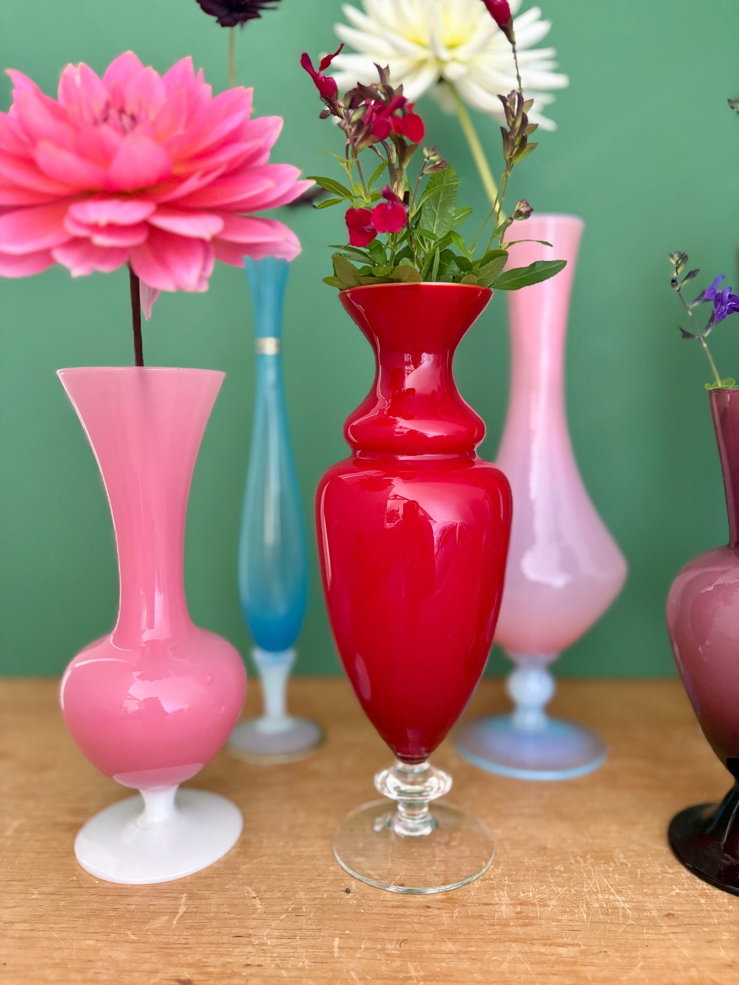 Lot de 8 vases soliflores vintage en verre et opaline