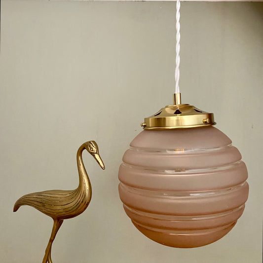 Suspension globe vintage en verre dépoli rose