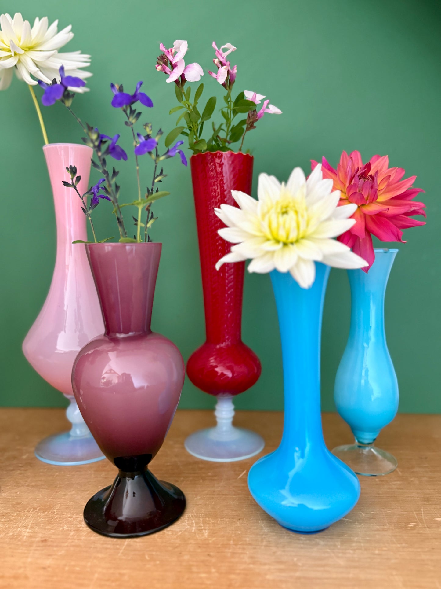 Lot de 8 vases soliflores vintage en verre et opaline