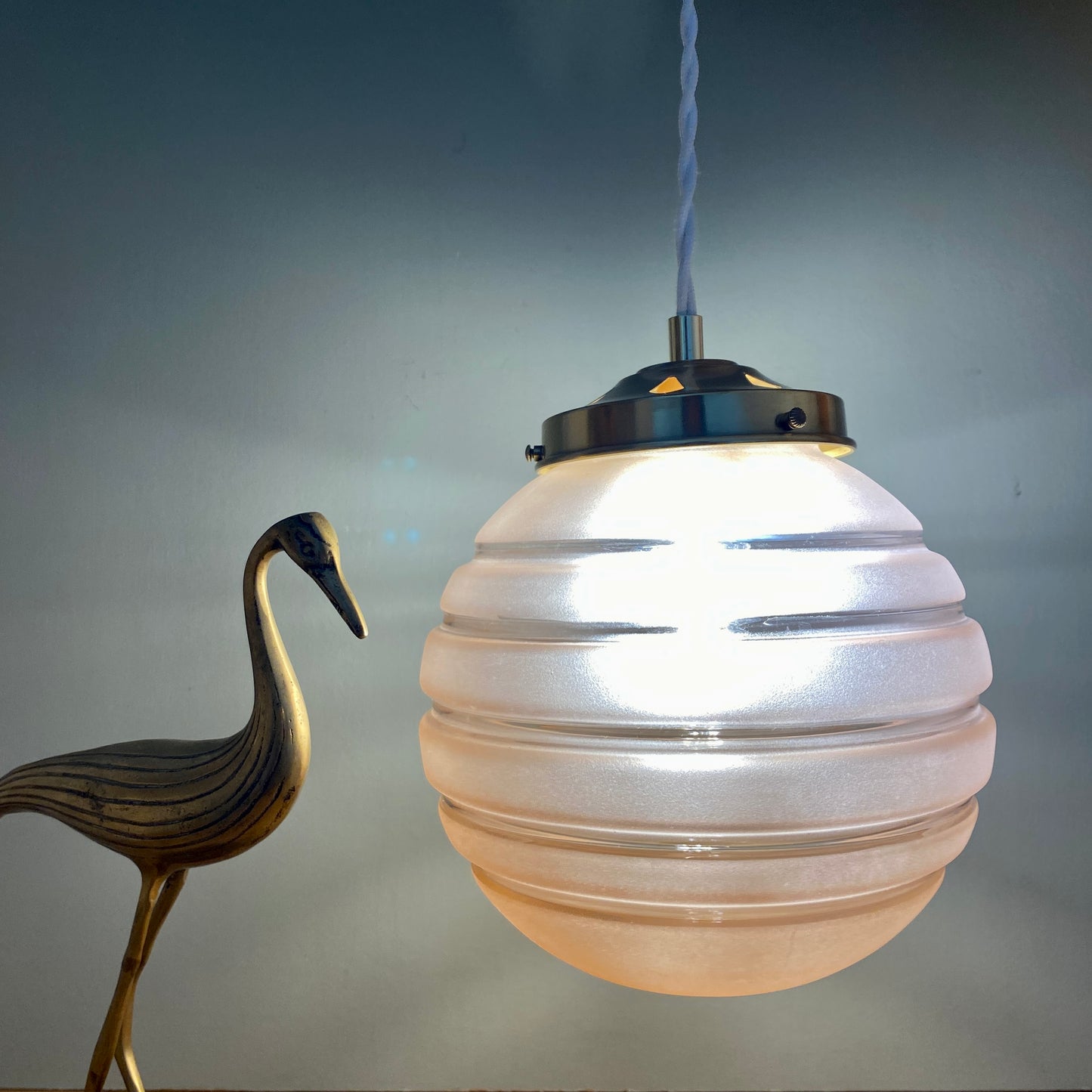 Suspension globe vintage en verre dépoli rose