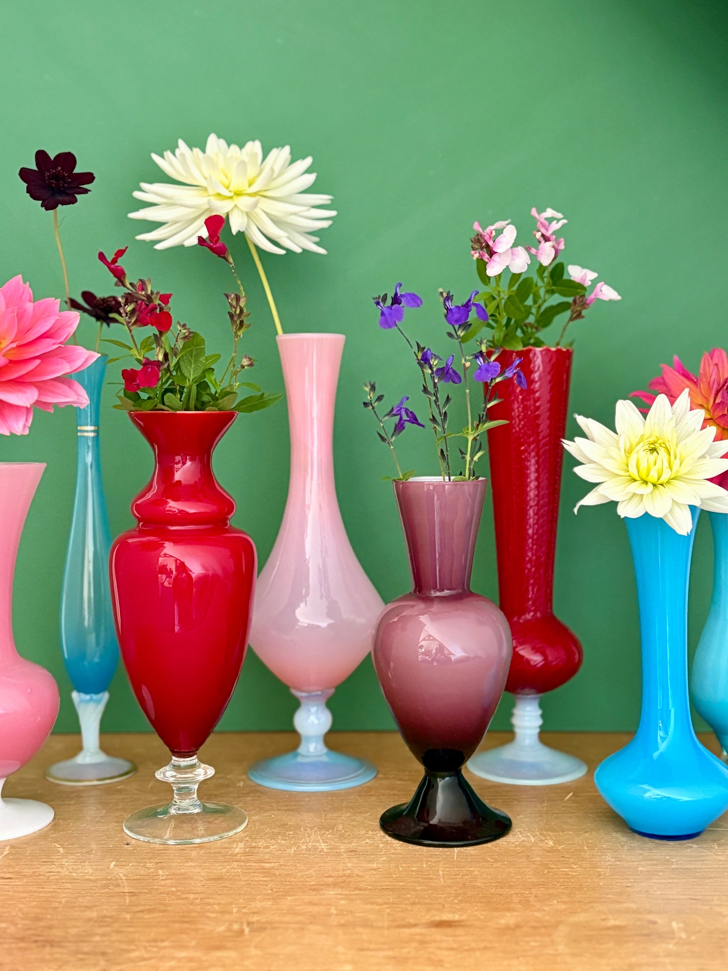 Lot de 8 vases soliflores vintage en verre et opaline