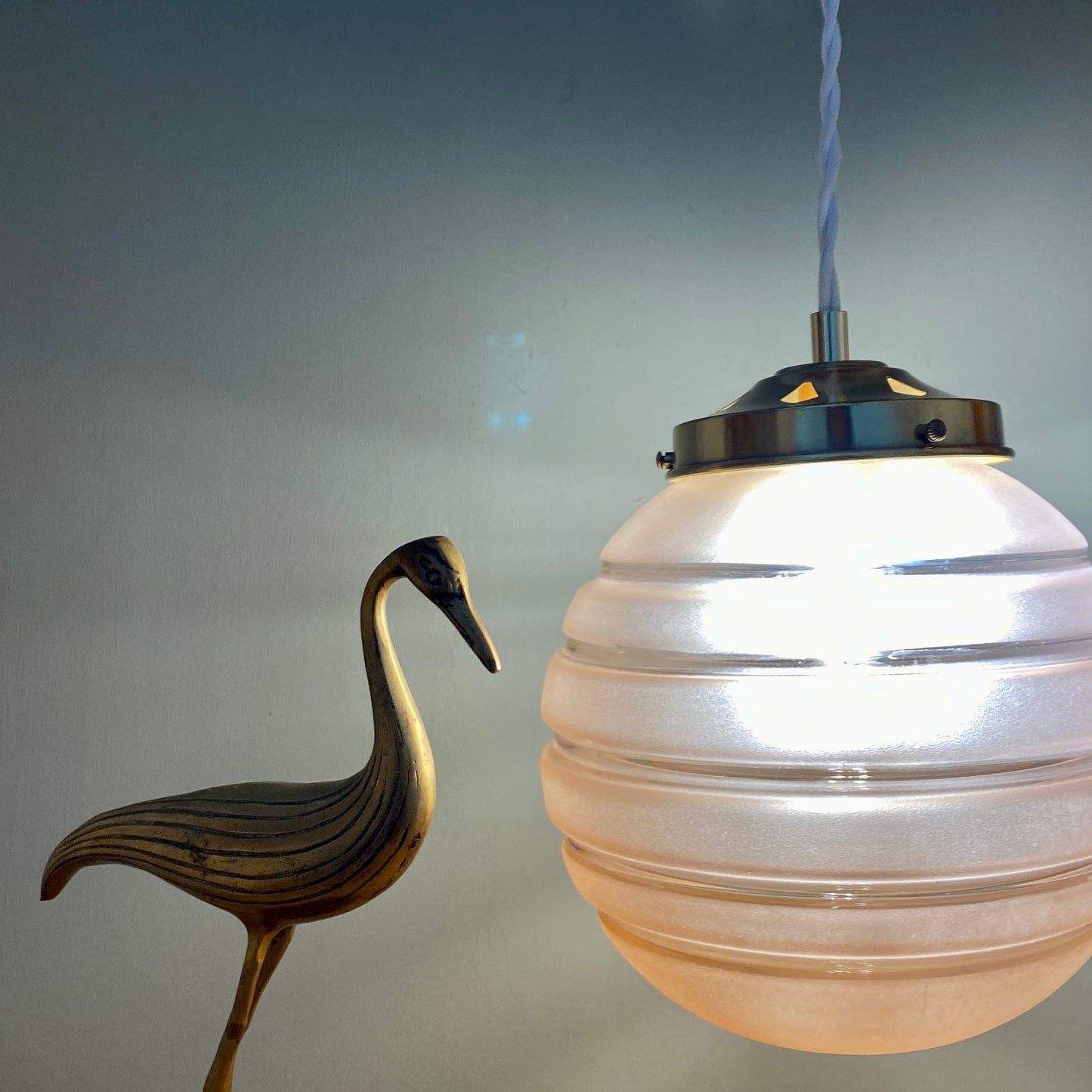 Suspension globe vintage en verre dépoli rose