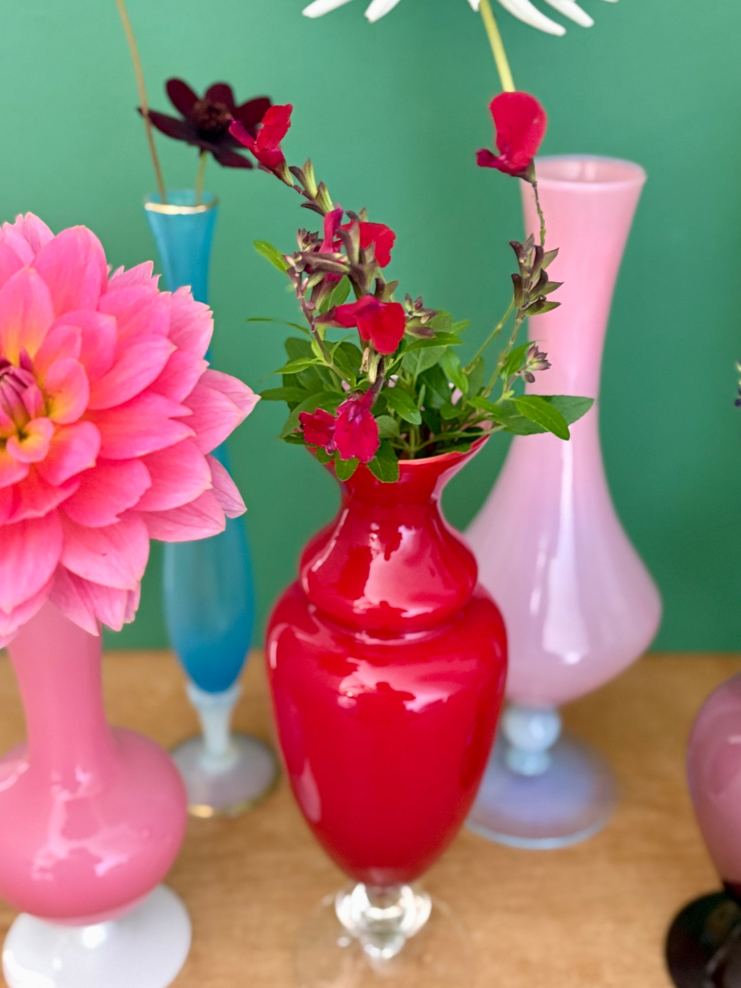 Lot de 8 vases soliflores vintage en verre et opaline