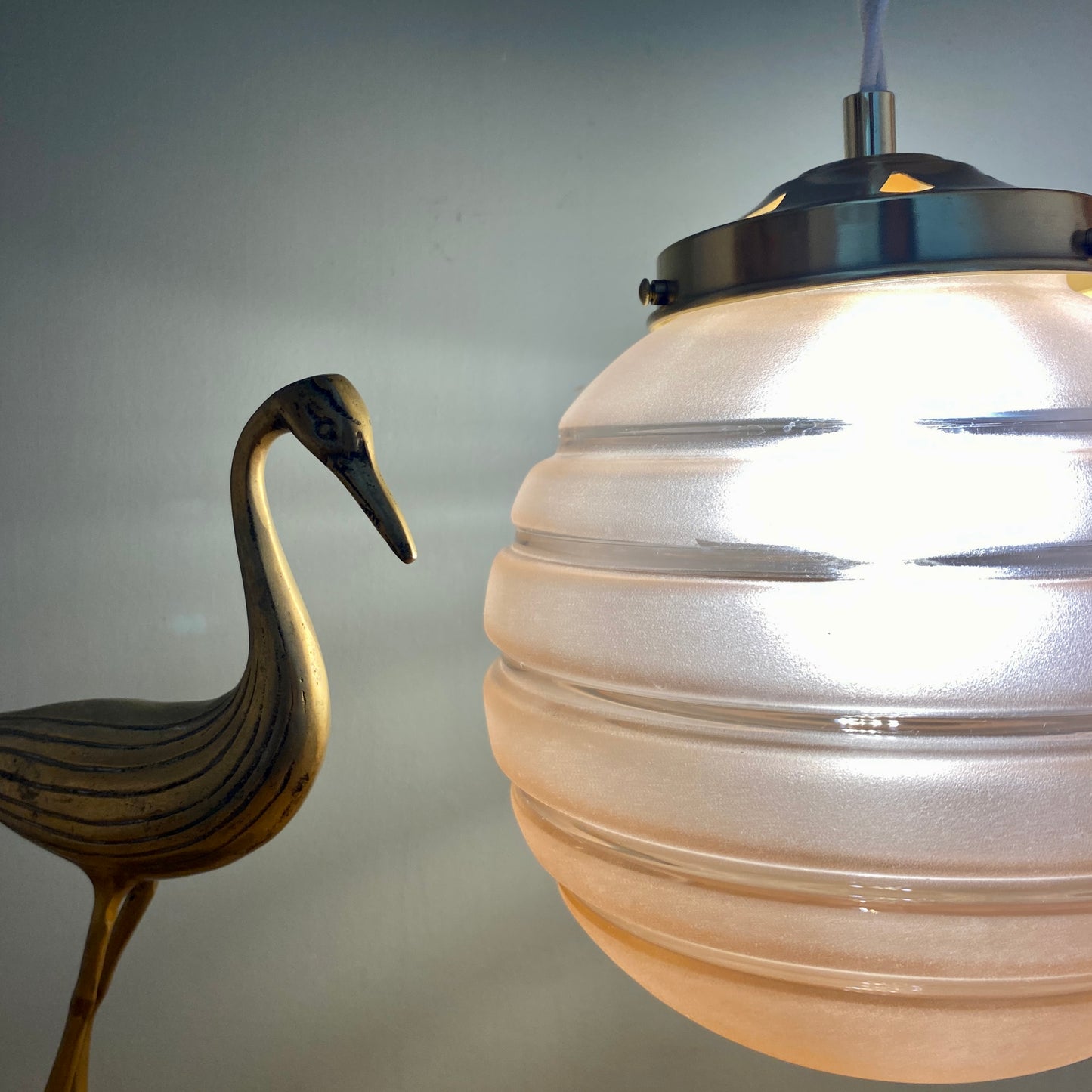 Suspension globe vintage en verre dépoli rose