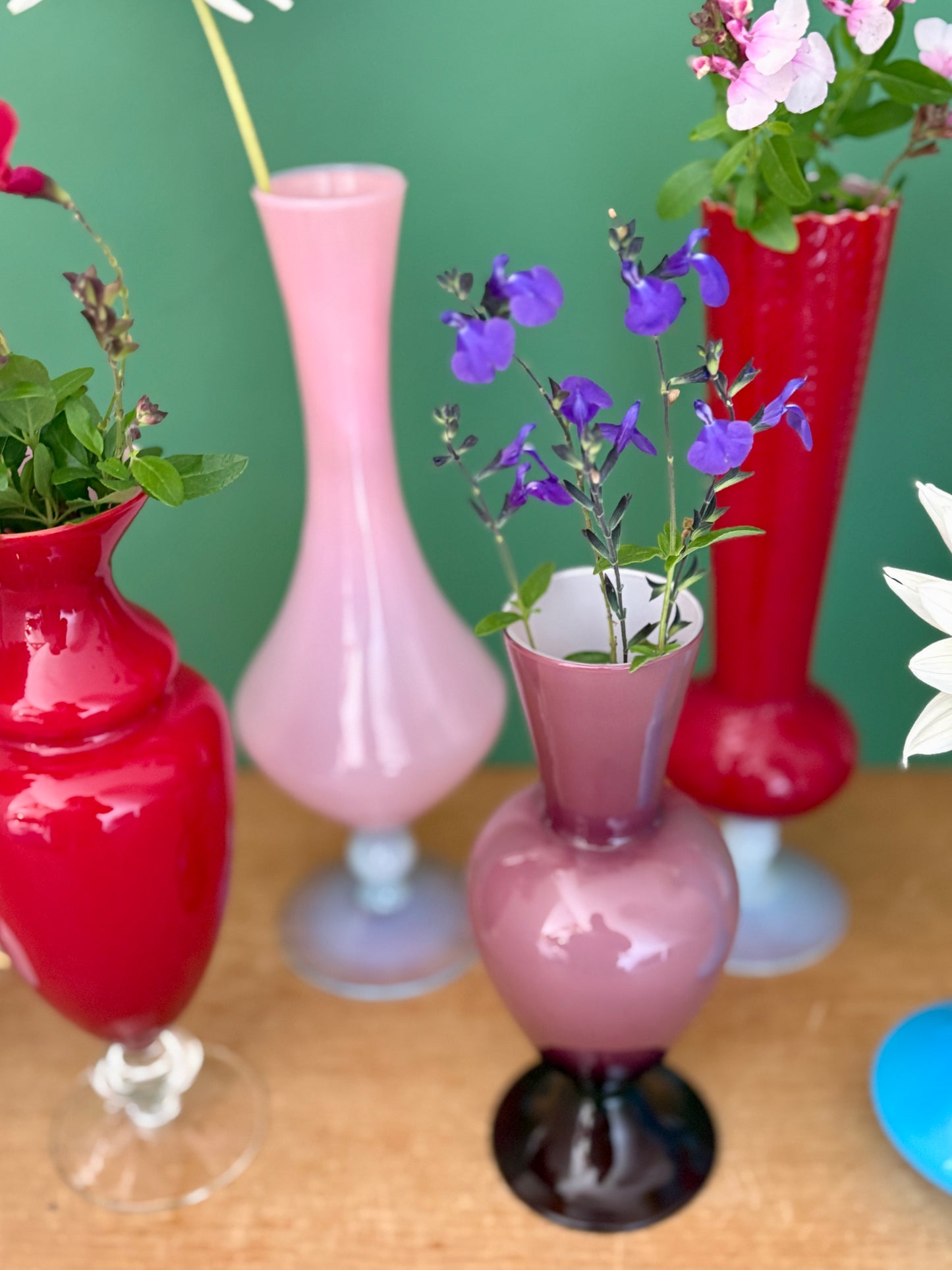 Lot de 8 vases soliflores vintage en verre et opaline