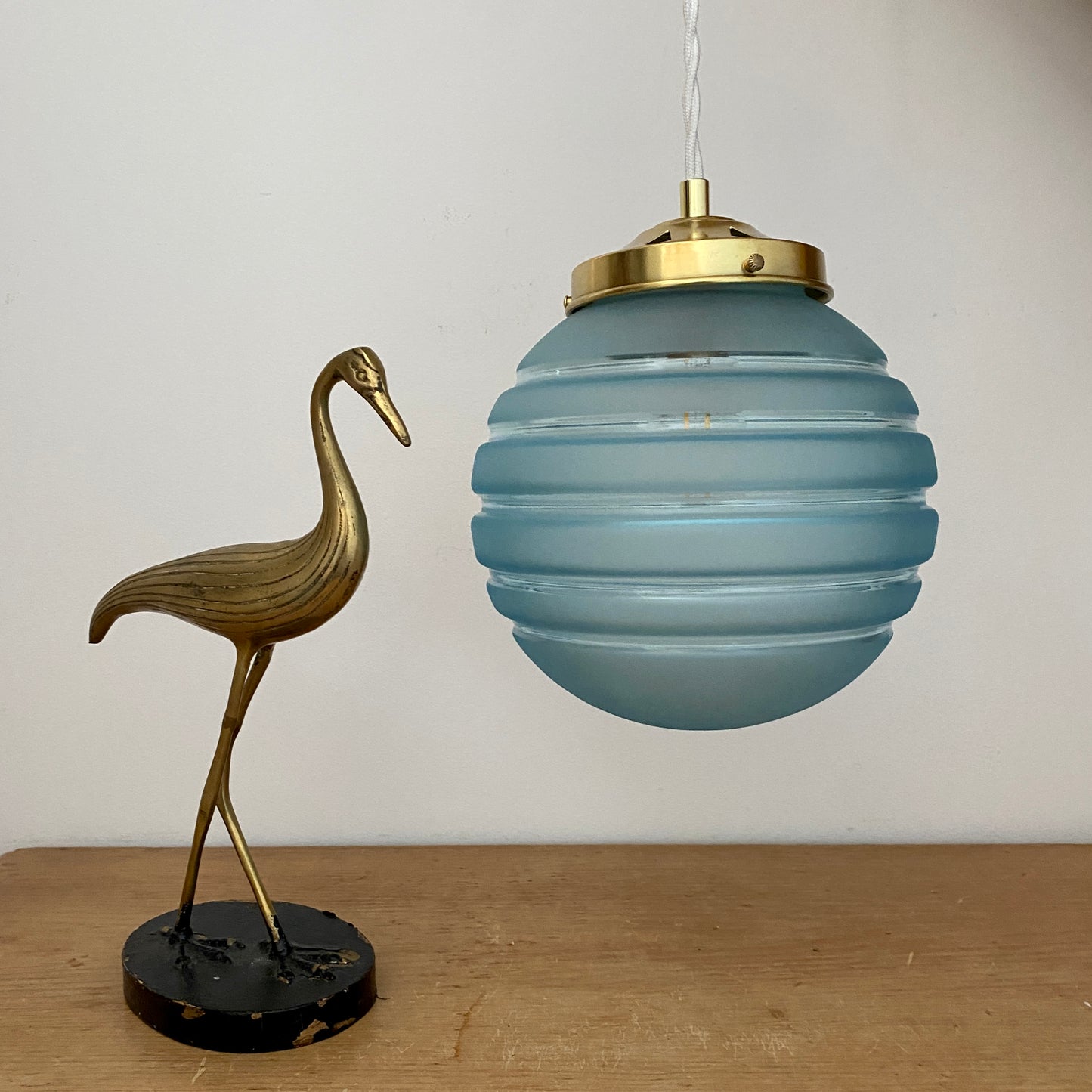 Suspension globe vintage en verre dépoli bleu