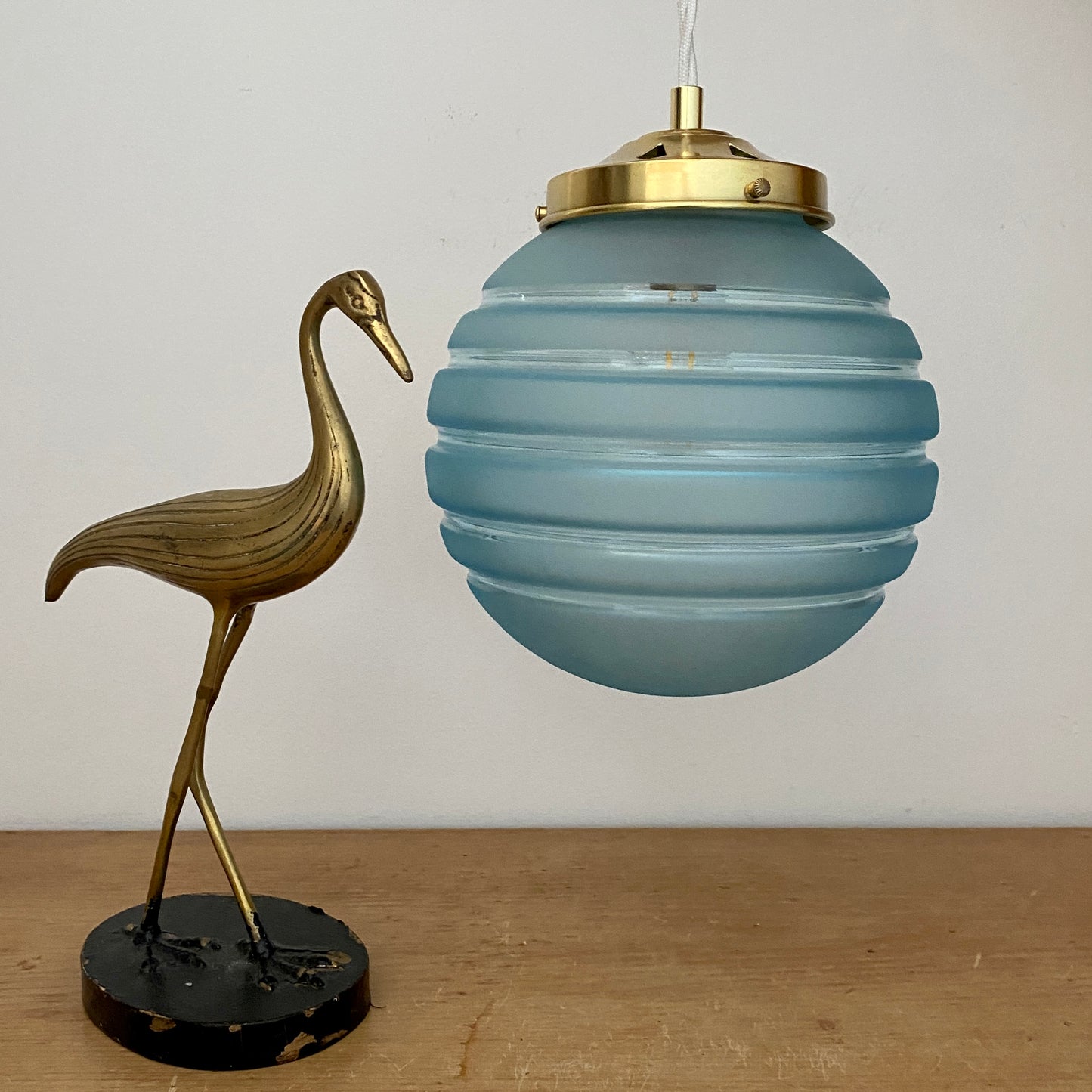 Suspension globe vintage en verre dépoli bleu