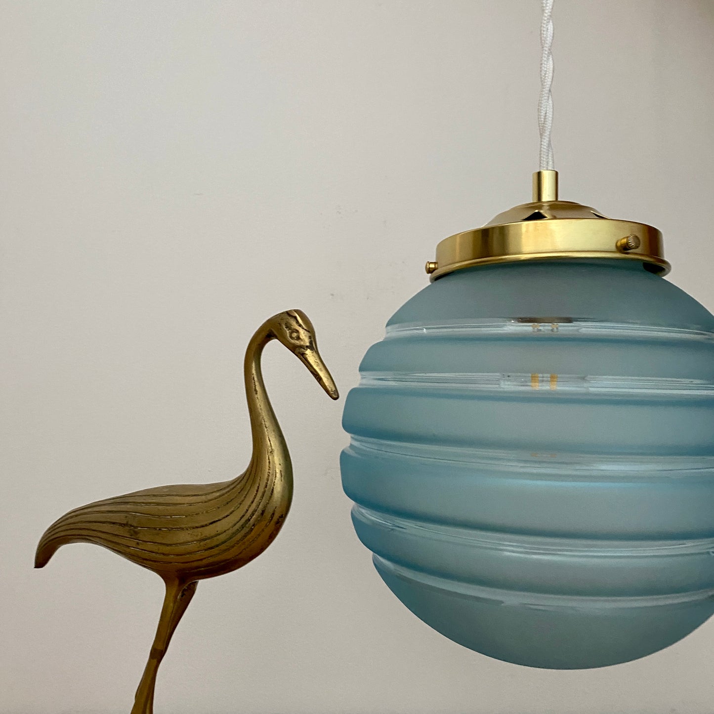 Suspension globe vintage en verre dépoli bleu