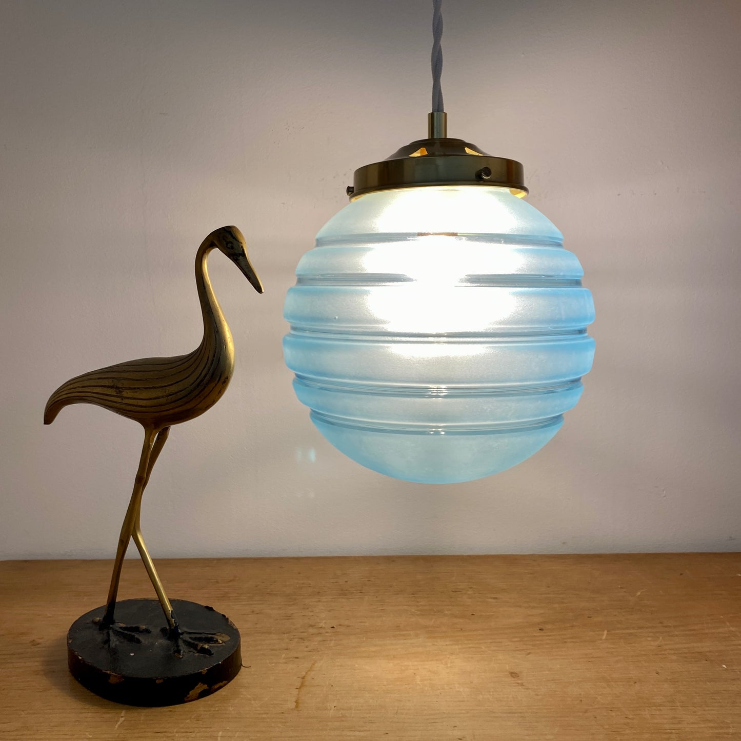 Suspension globe vintage en verre dépoli bleu