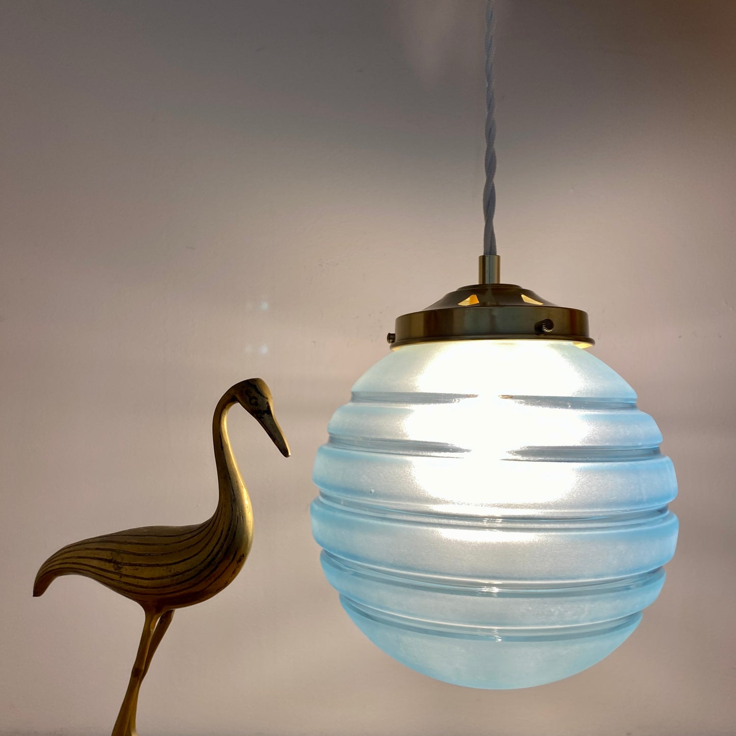 Suspension globe vintage en verre dépoli bleu