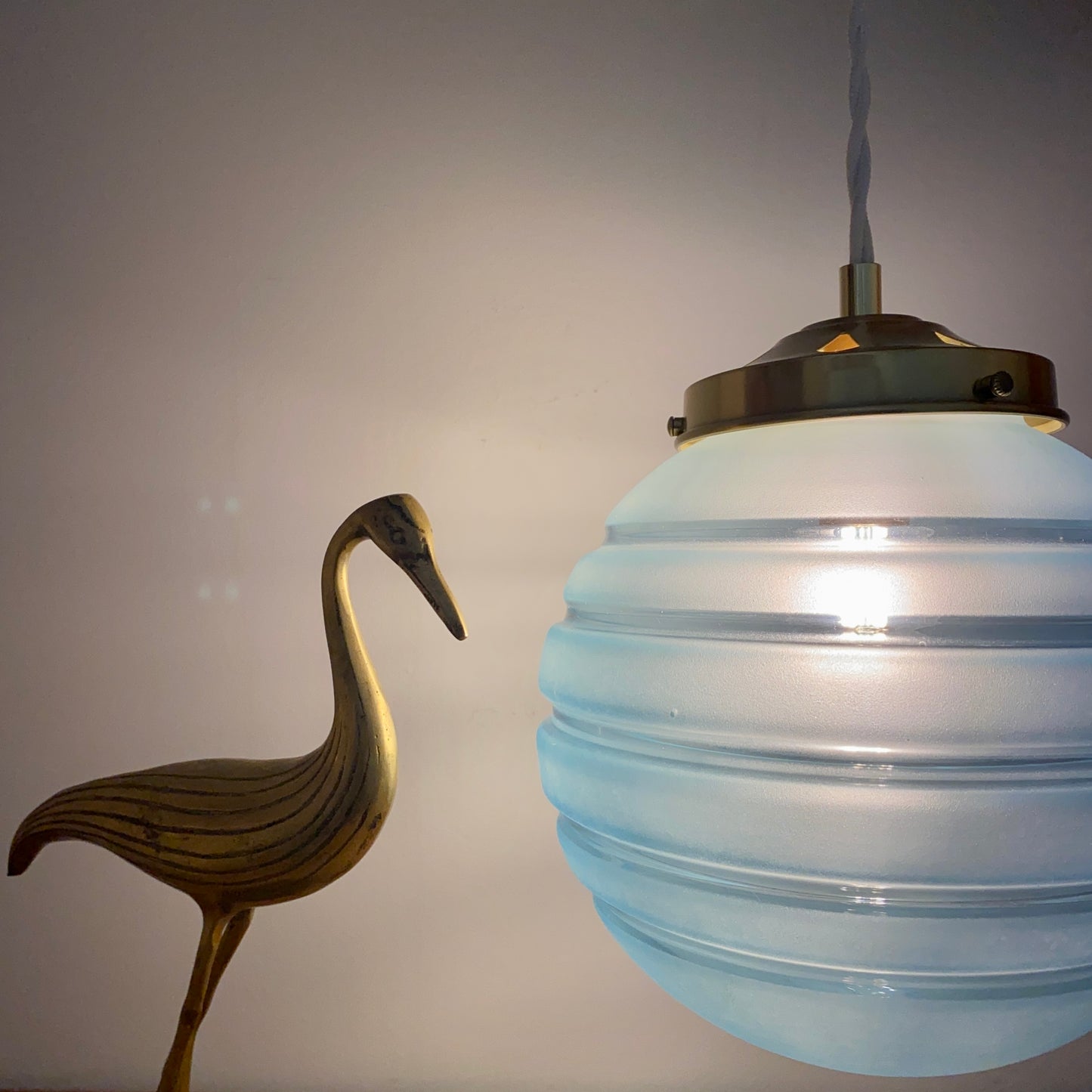 Suspension globe vintage en verre dépoli bleu