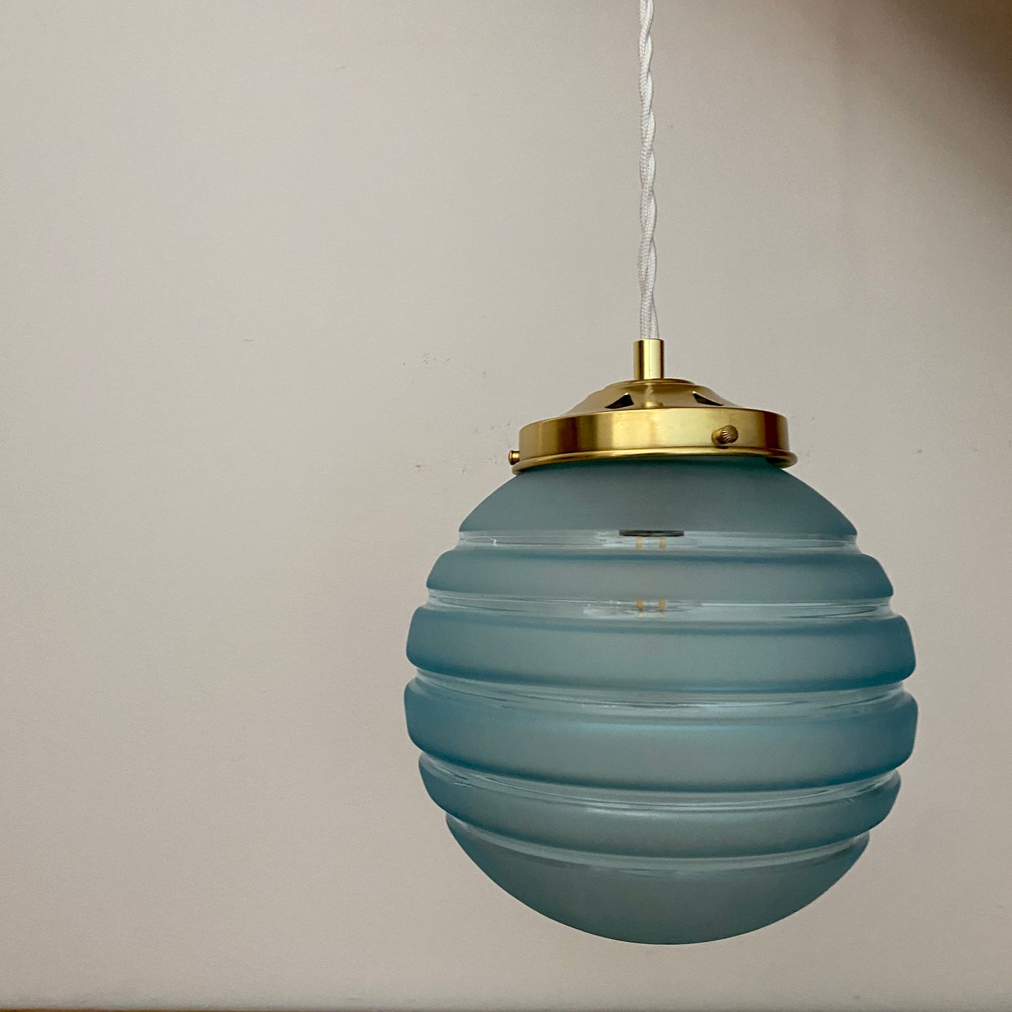 Suspension globe vintage en verre dépoli bleu