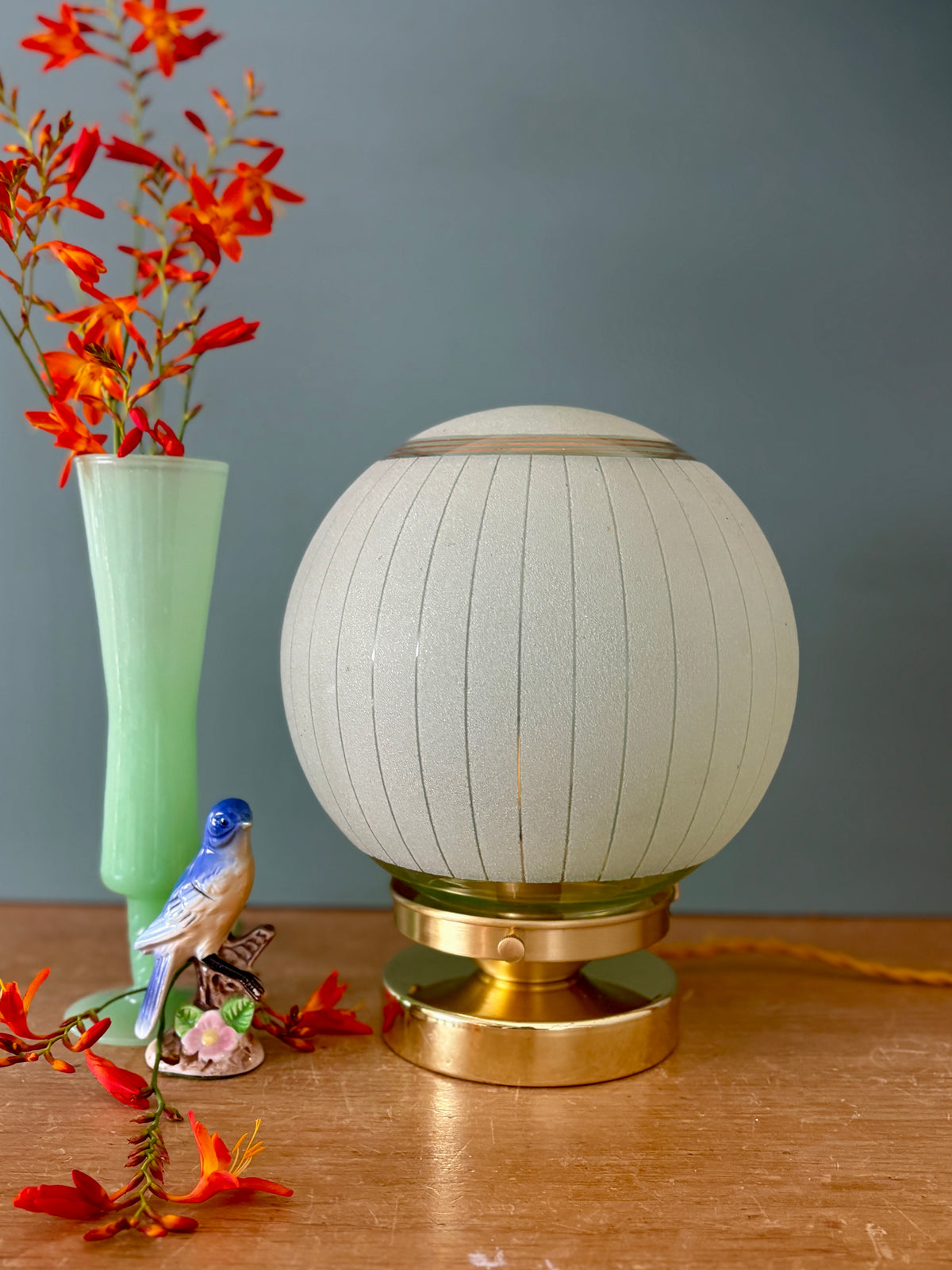 Lampe à poser globe vintage en verre granité vert et doré