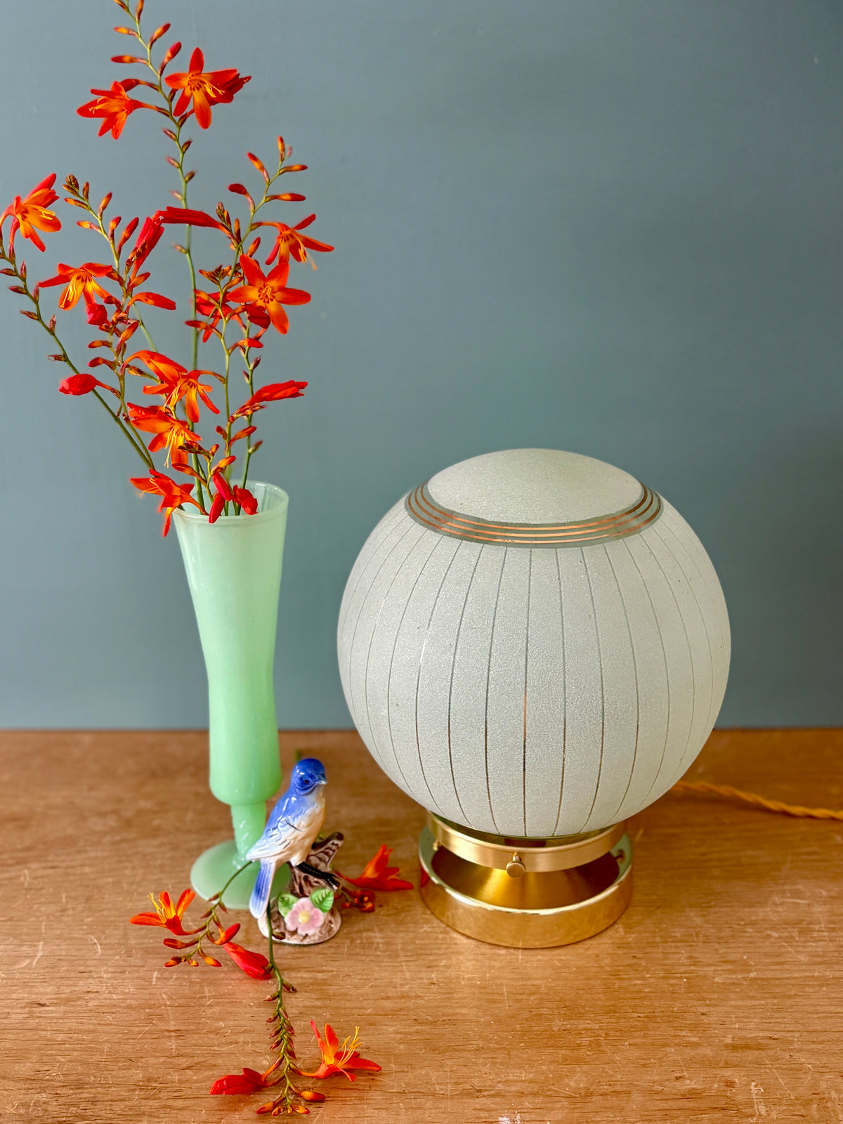 Lampe à poser globe vintage en verre granité vert et doré