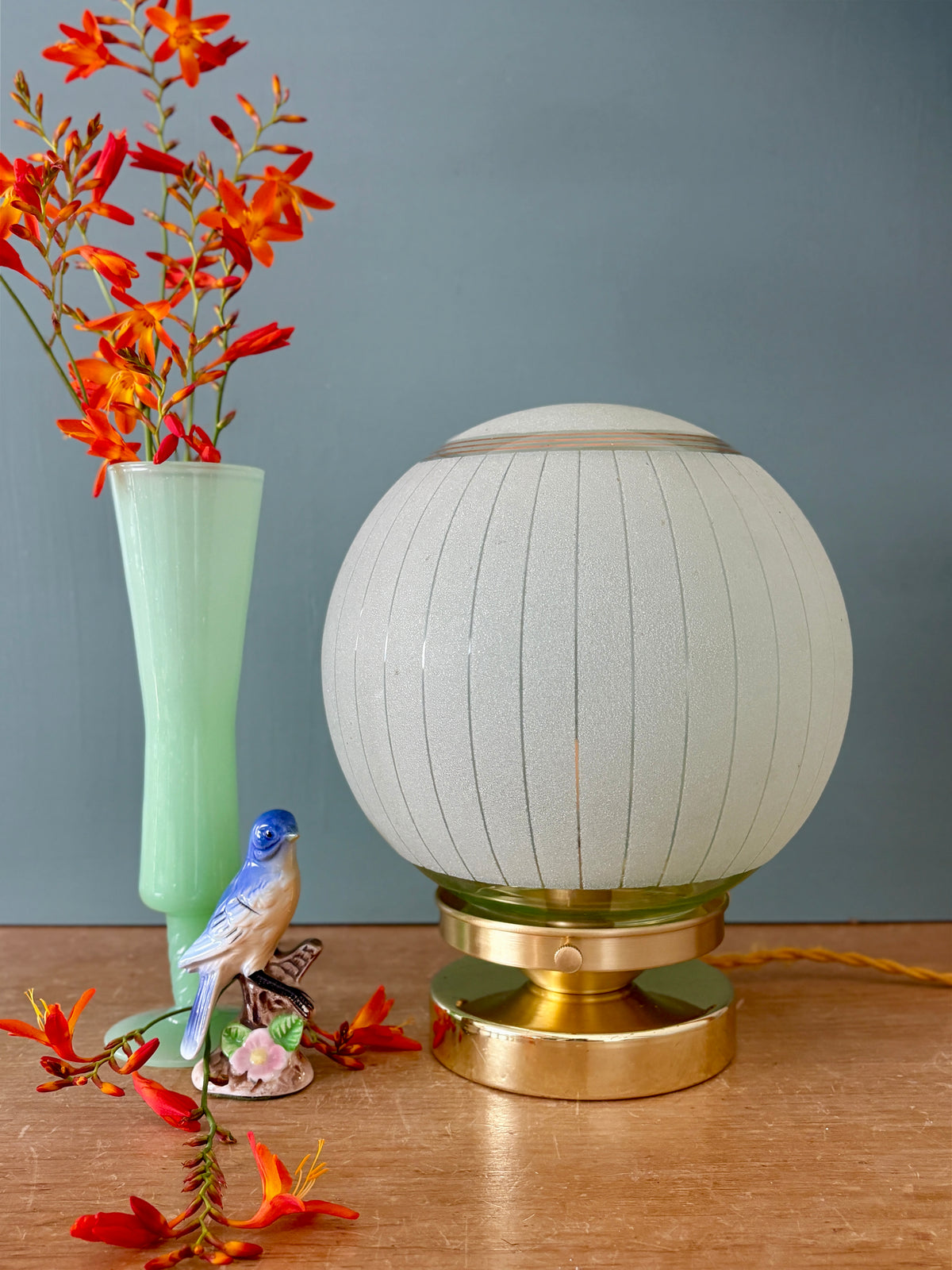 Lampe à poser globe vintage en verre granité vert et doré