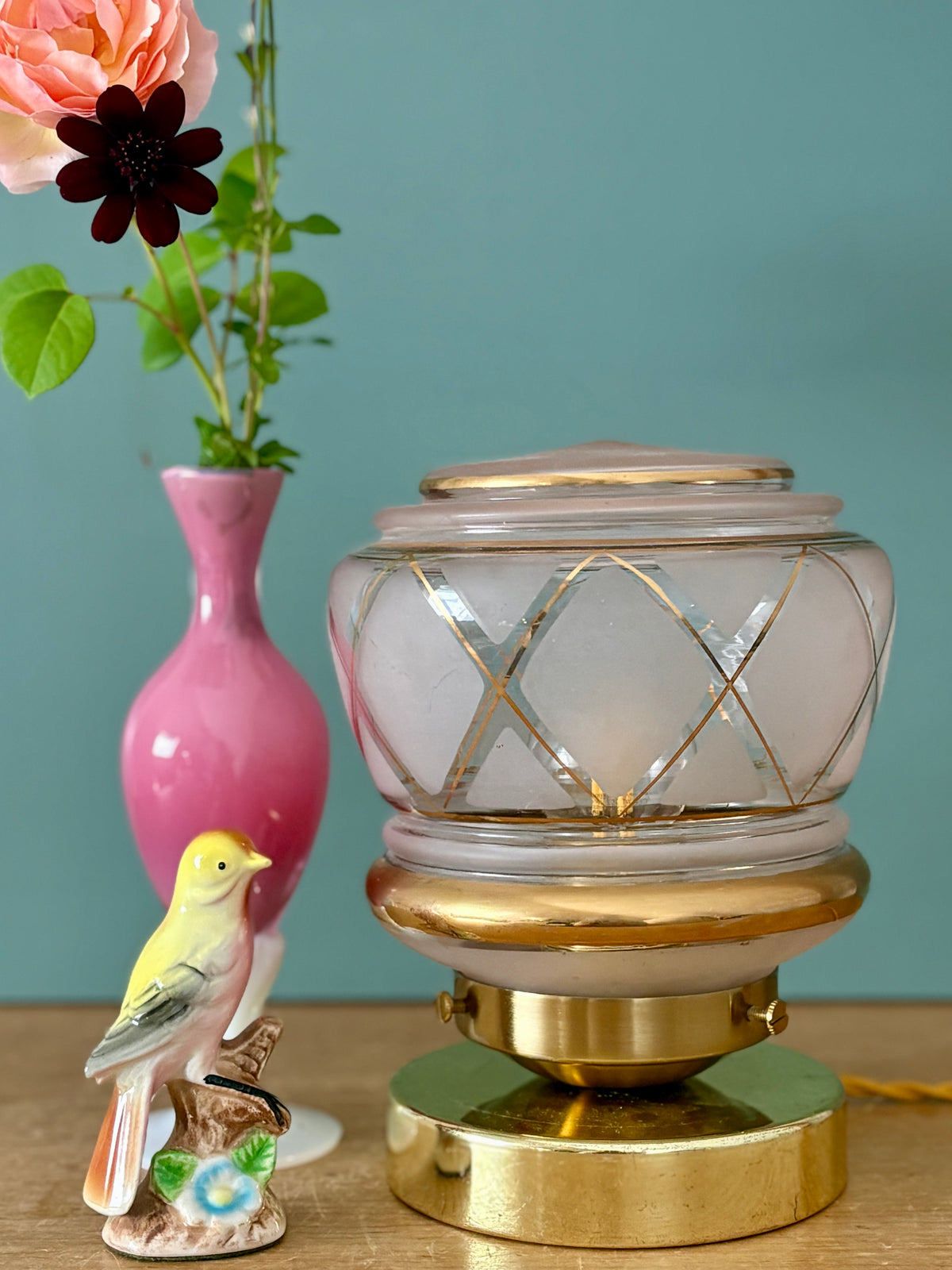 Lampe à poser globe vintage art déco en verre rose et doré