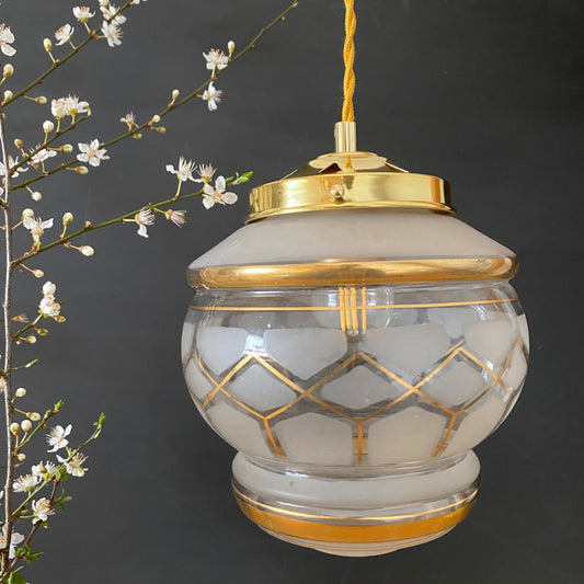 Suspension globe vintage art déco en verre dépoli blanc avec dorures