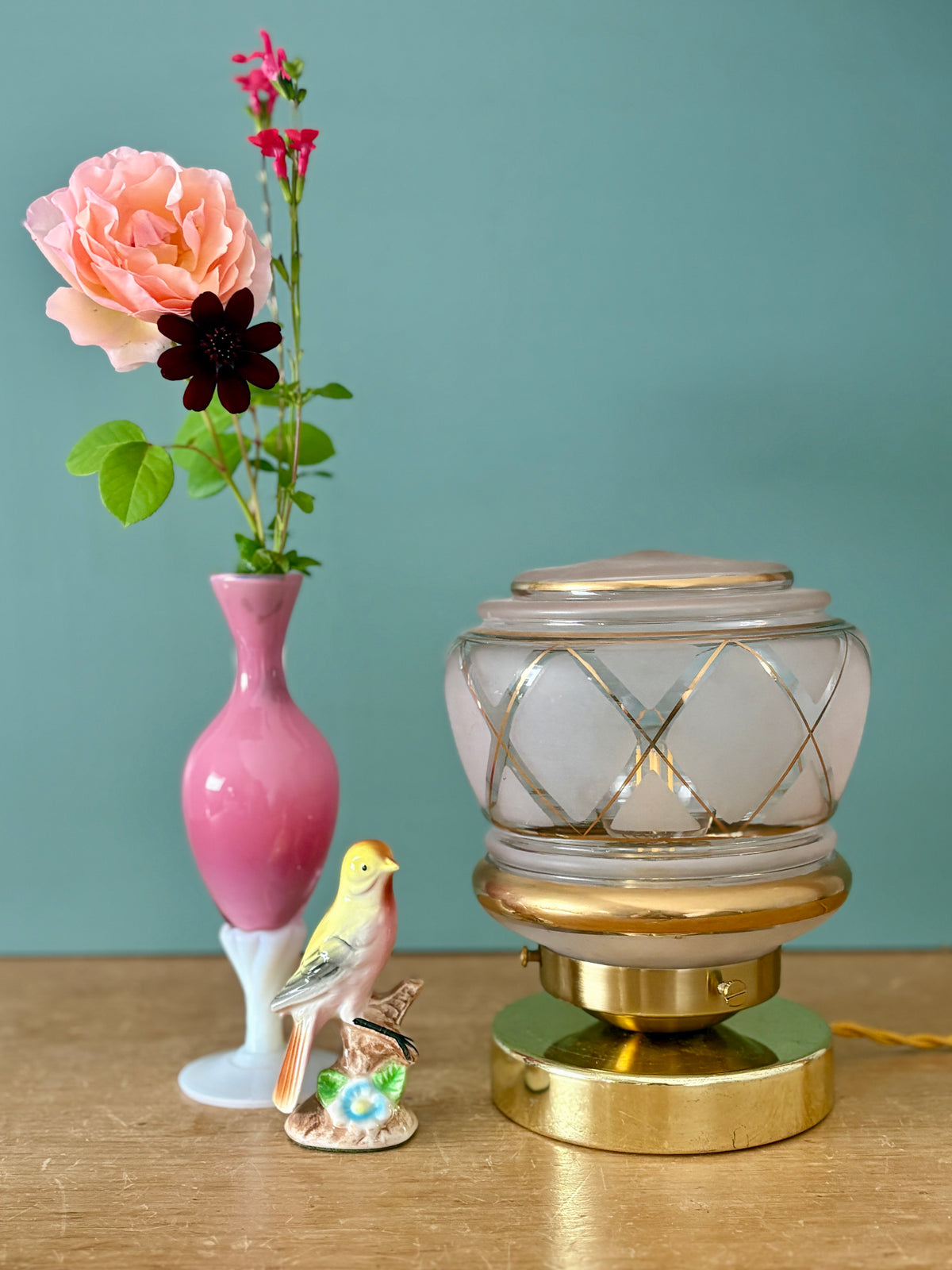 Lampe à poser globe vintage art déco en verre rose et doré