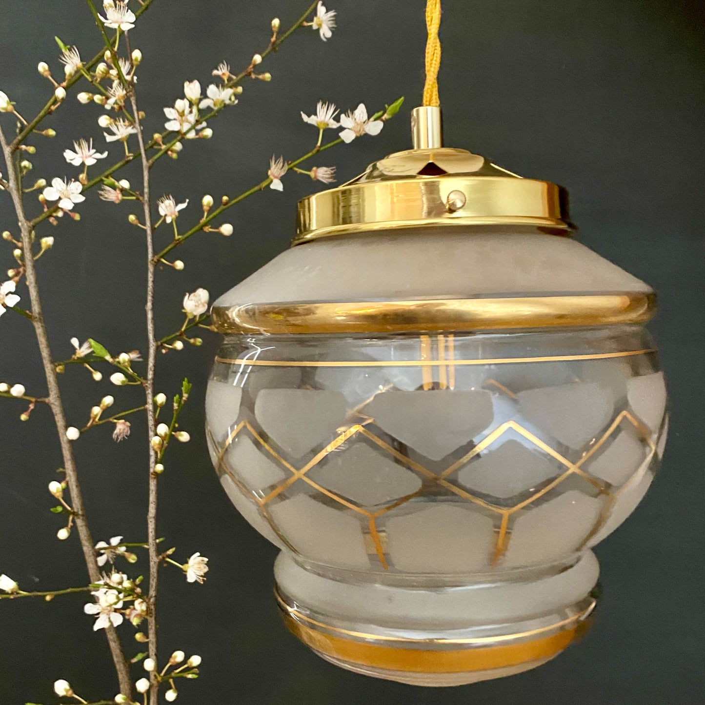 Suspension globe vintage art déco en verre dépoli blanc avec dorures