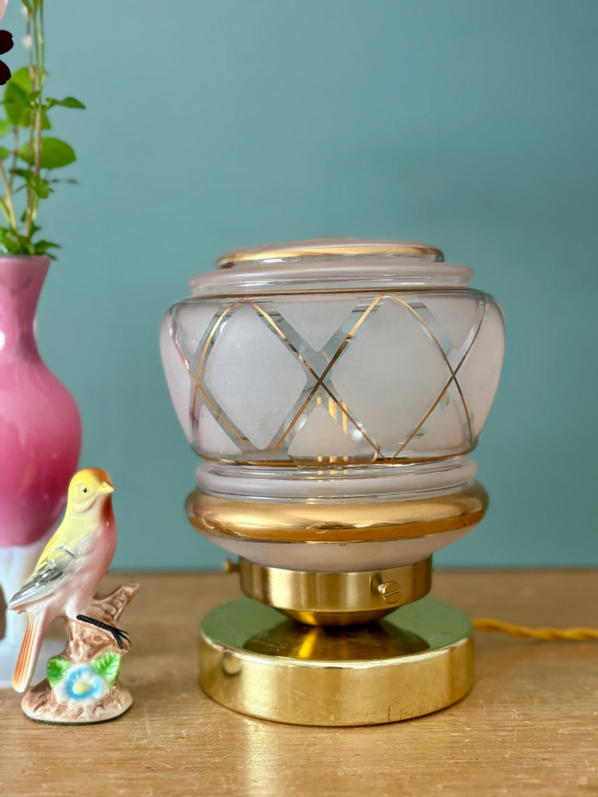 Lampe à poser globe vintage art déco en verre rose et doré