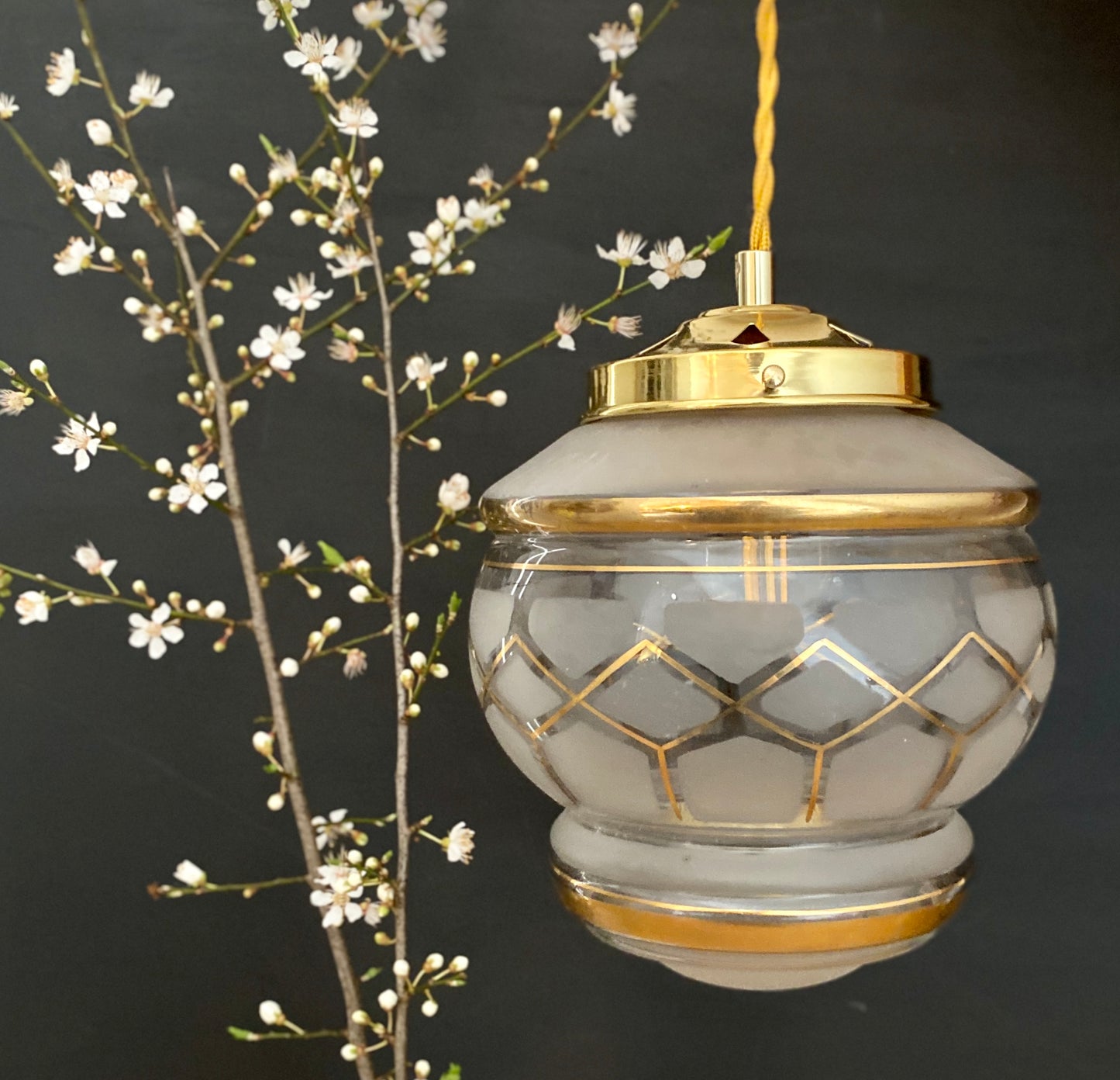 Suspension globe vintage art déco en verre dépoli blanc avec dorures