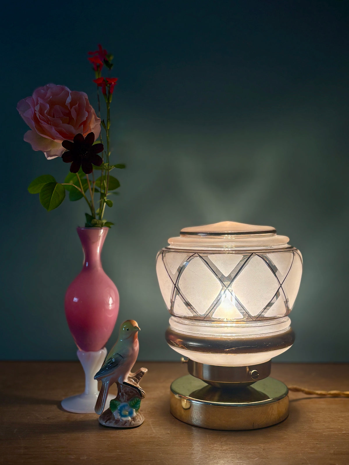 Lampe à poser globe vintage art déco en verre rose et doré