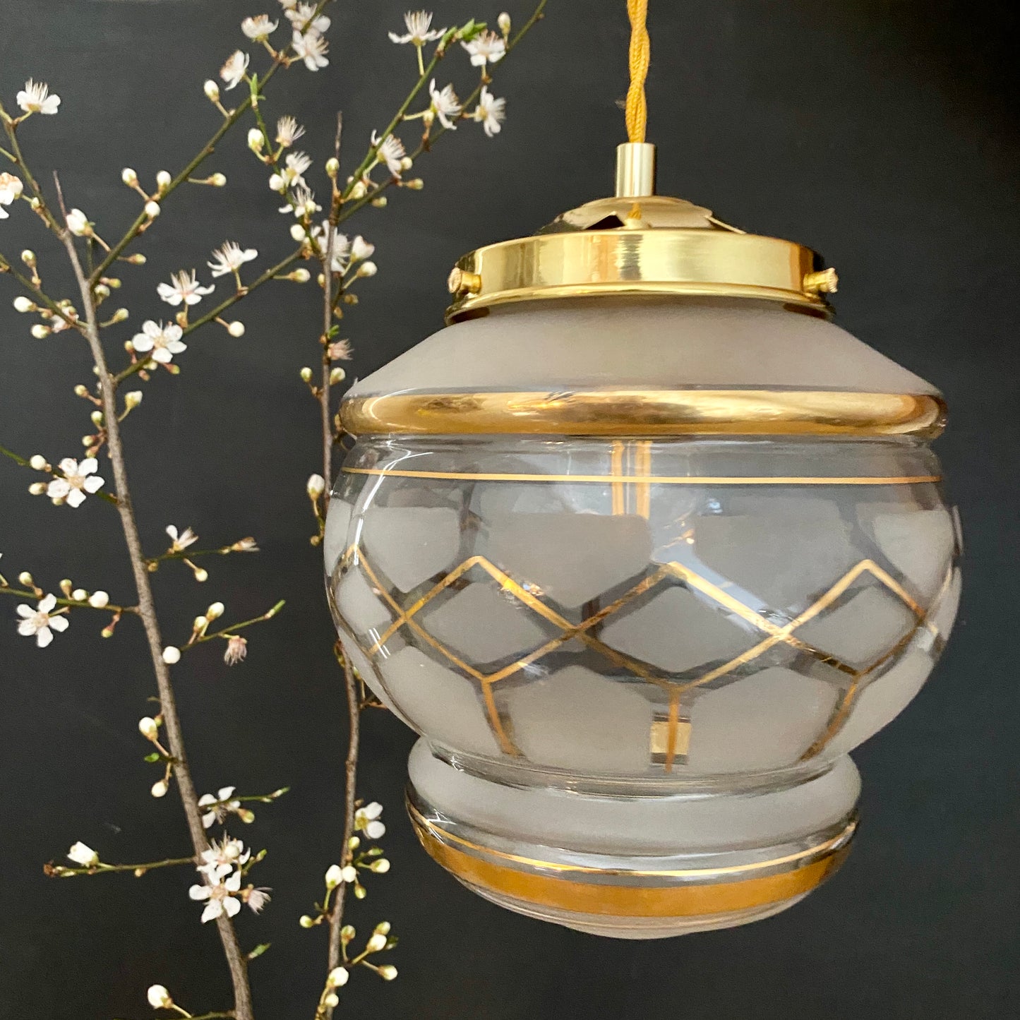 Suspension globe vintage art déco en verre dépoli blanc avec dorures