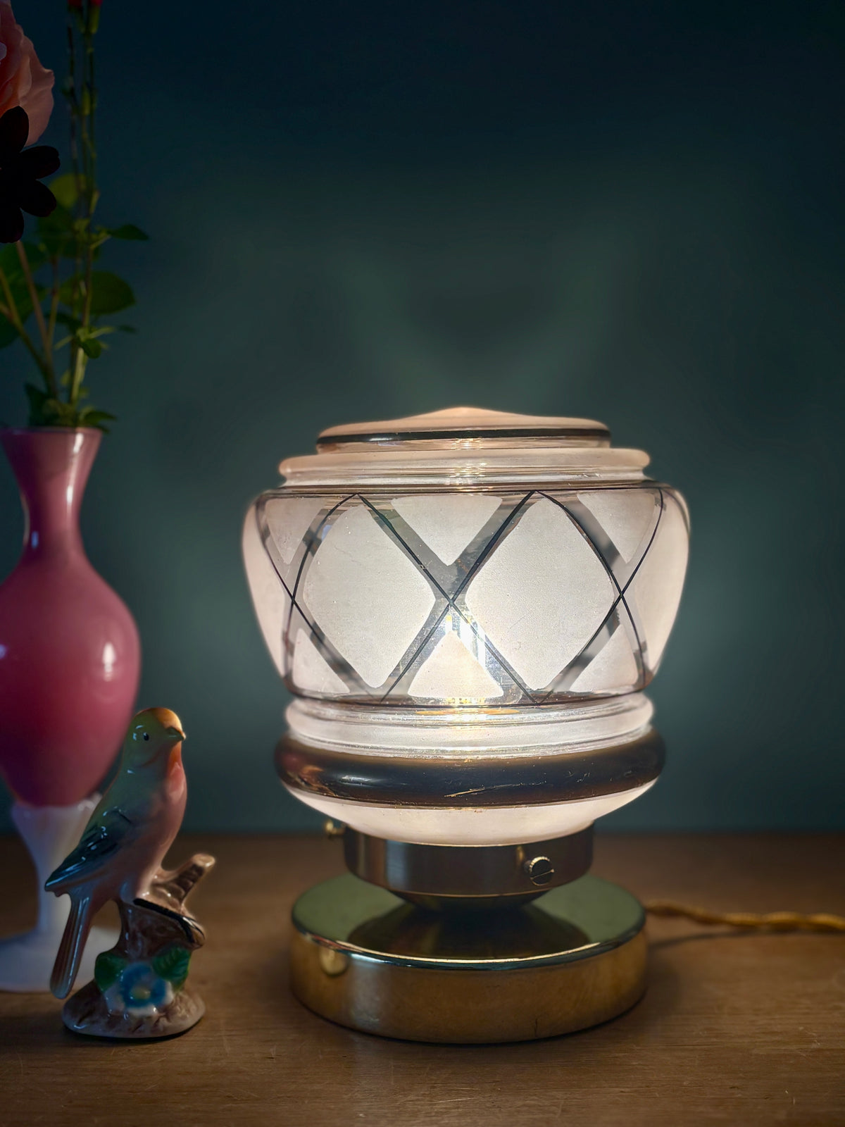 Lampe à poser globe vintage art déco en verre rose et doré