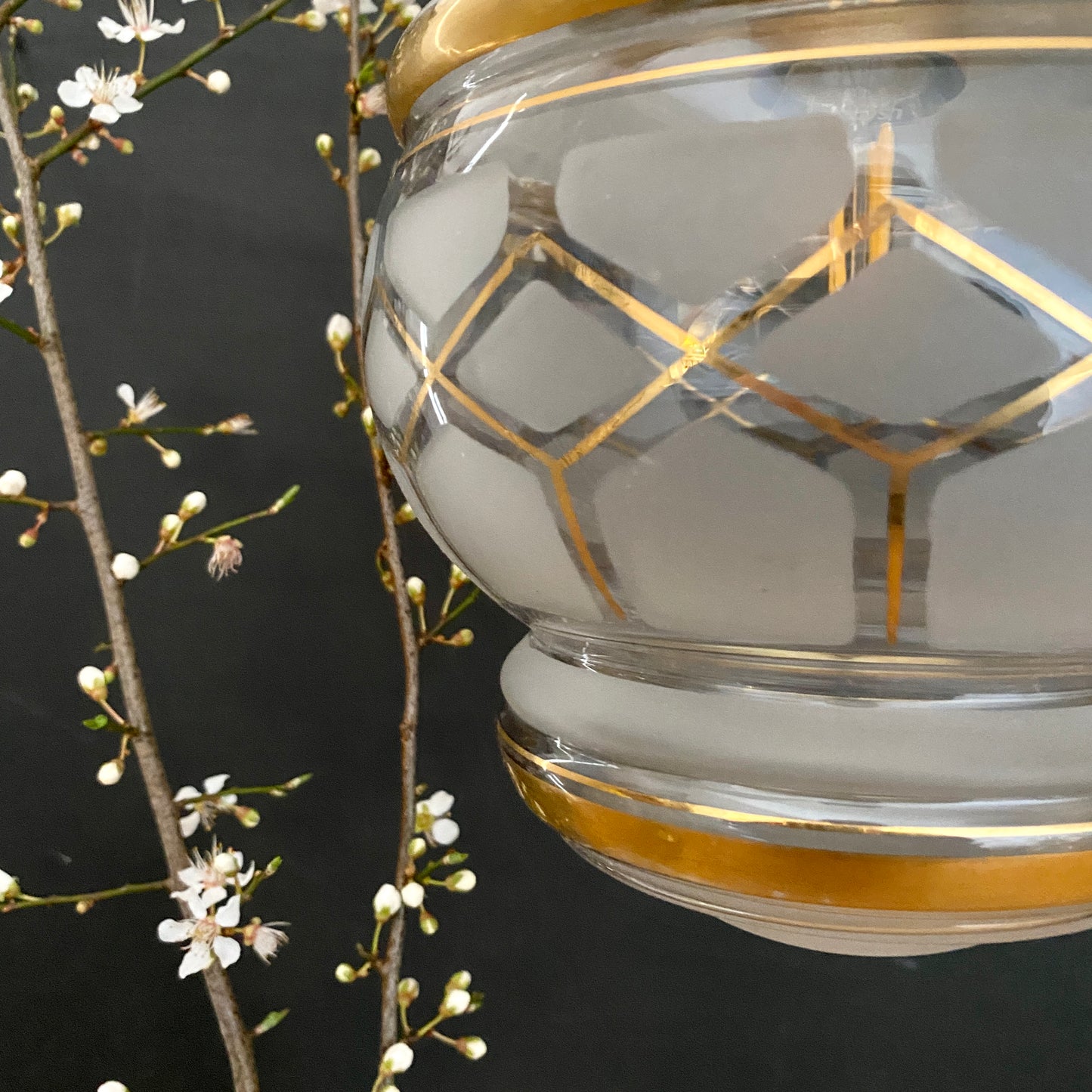 Suspension globe vintage art déco en verre dépoli blanc avec dorures