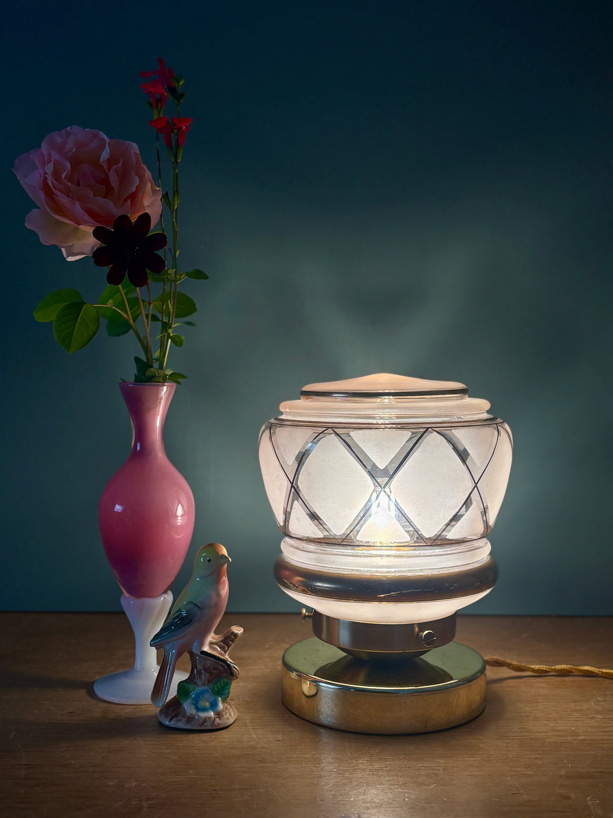 Lampe à poser globe vintage art déco en verre rose et doré