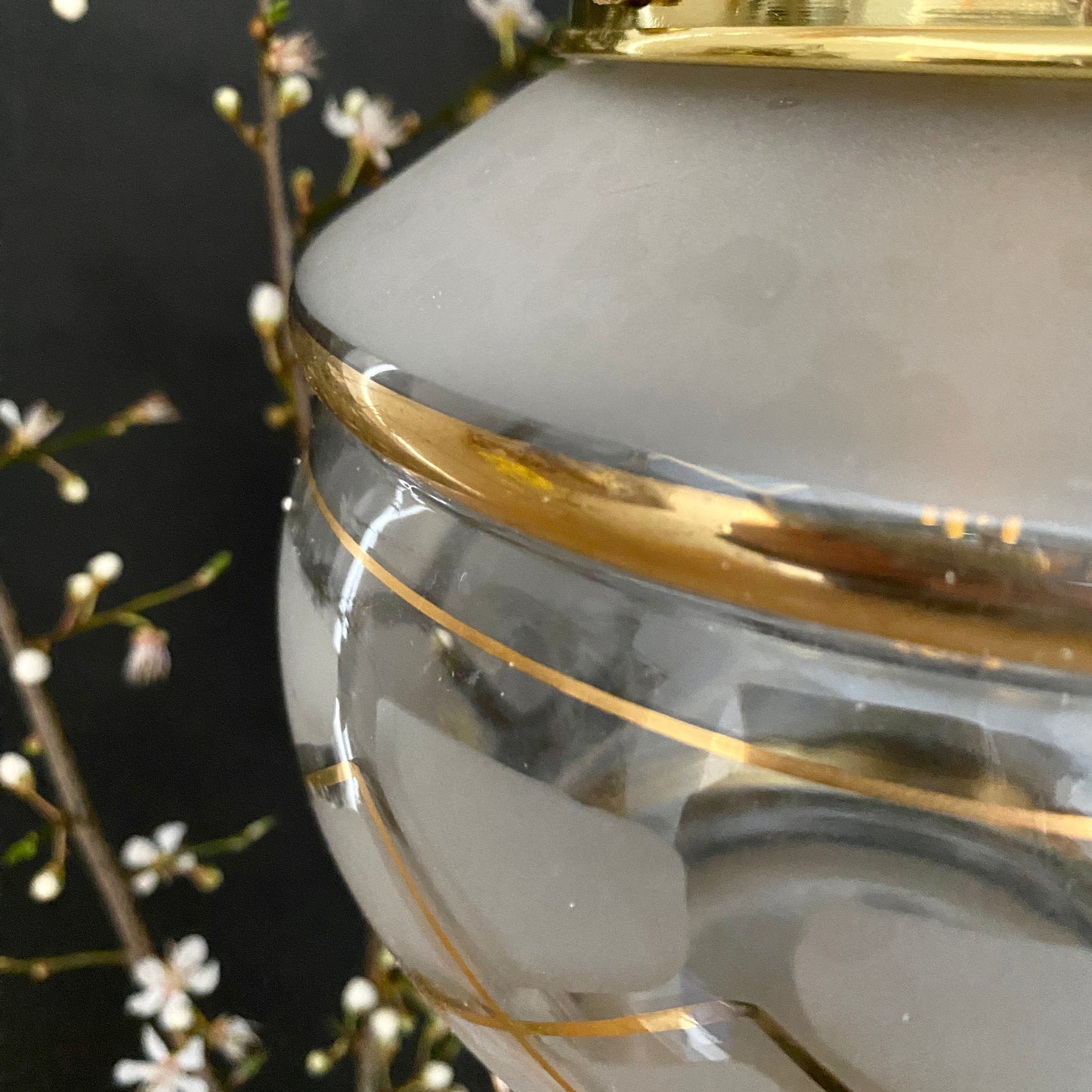 Suspension globe vintage art déco en verre dépoli blanc avec dorures