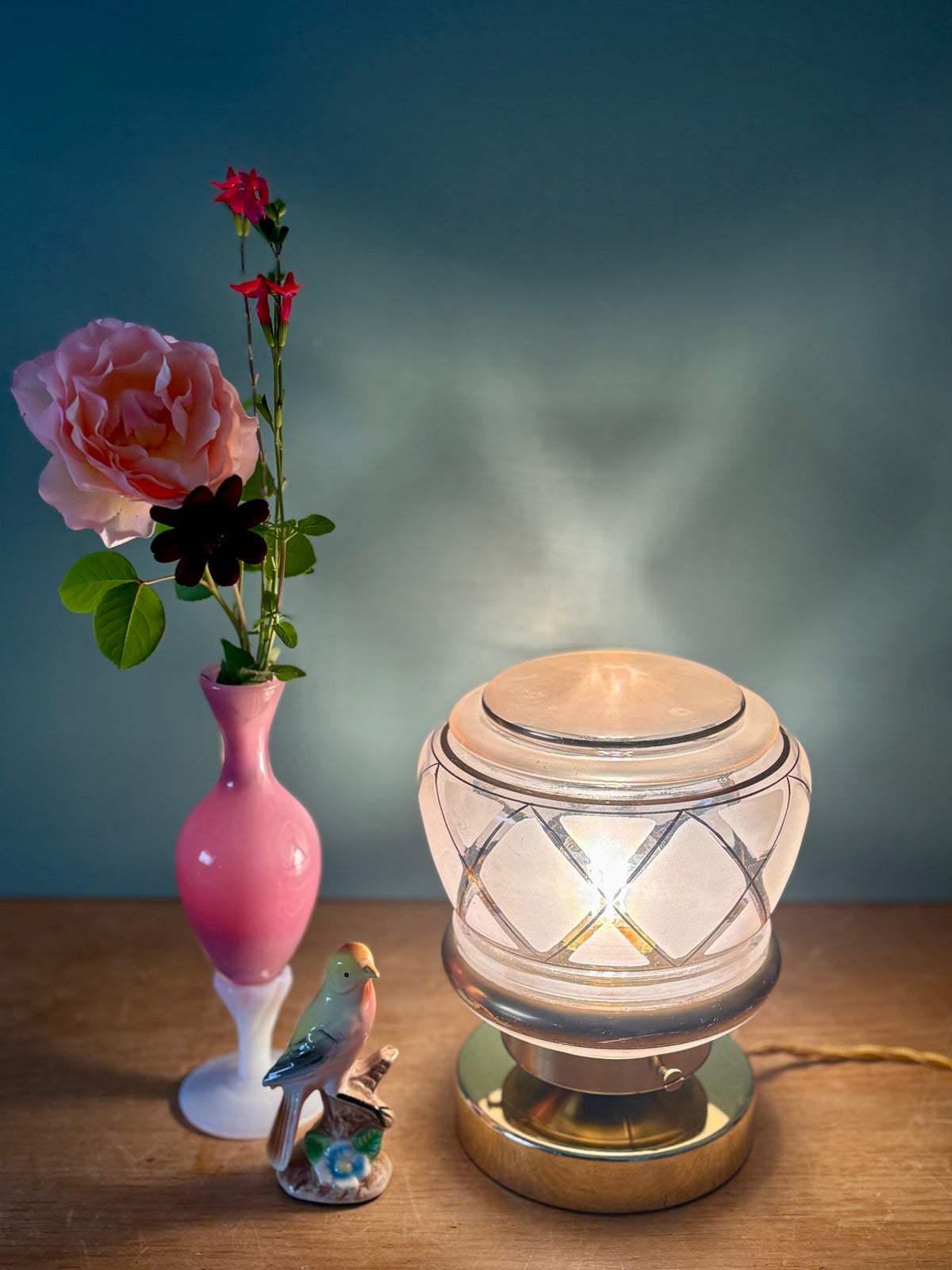 Lampe à poser globe vintage art déco en verre rose et doré