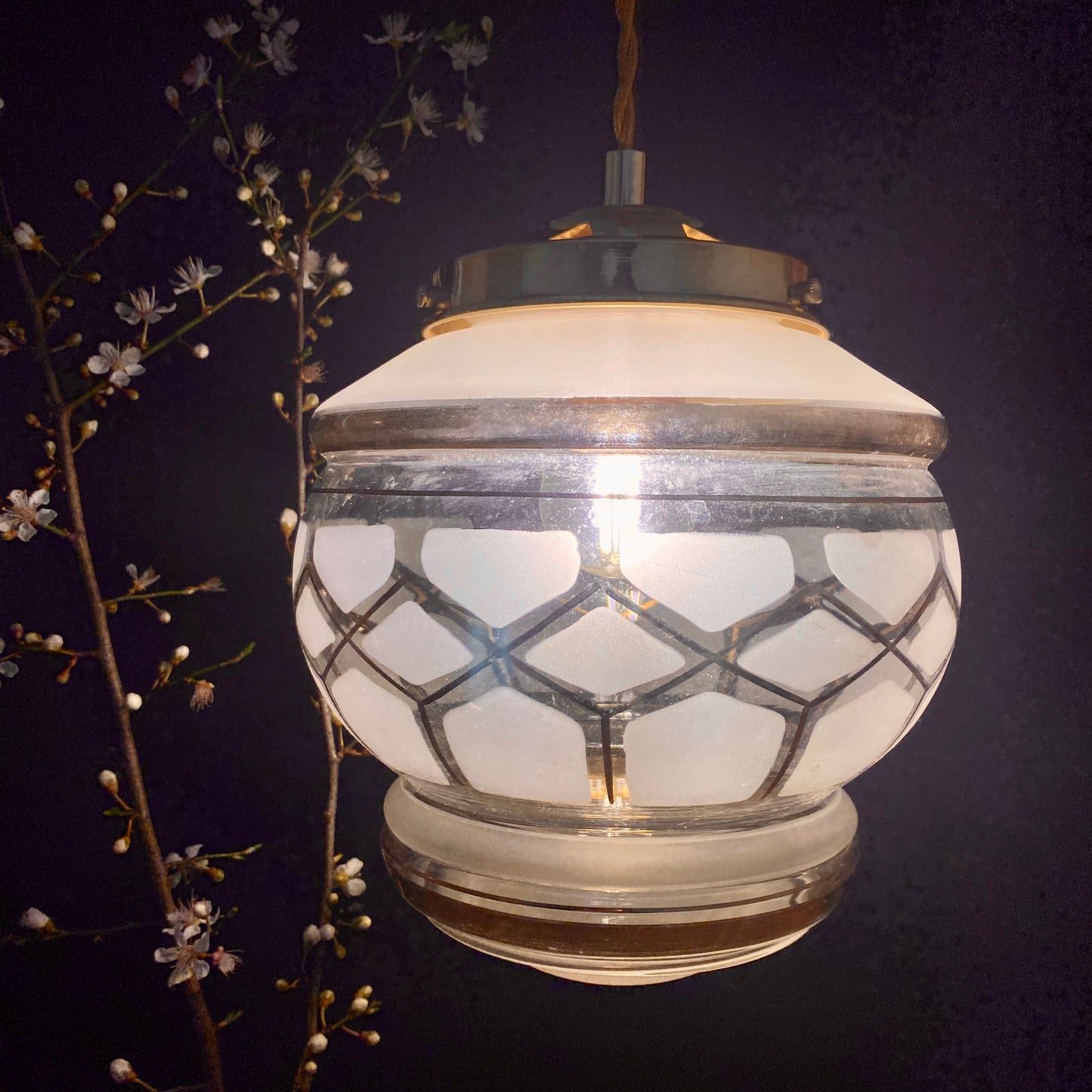 Suspension globe vintage art déco en verre dépoli blanc avec dorures