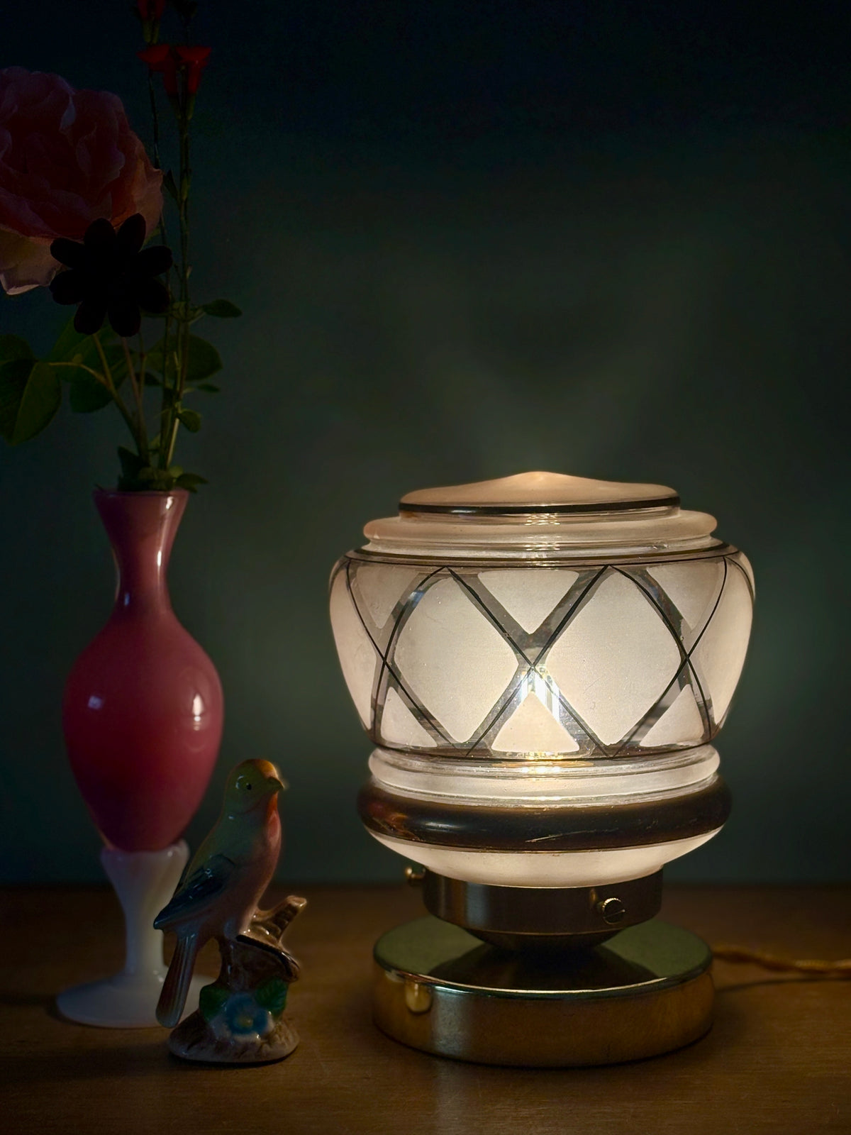 Lampe à poser globe vintage art déco en verre rose et doré