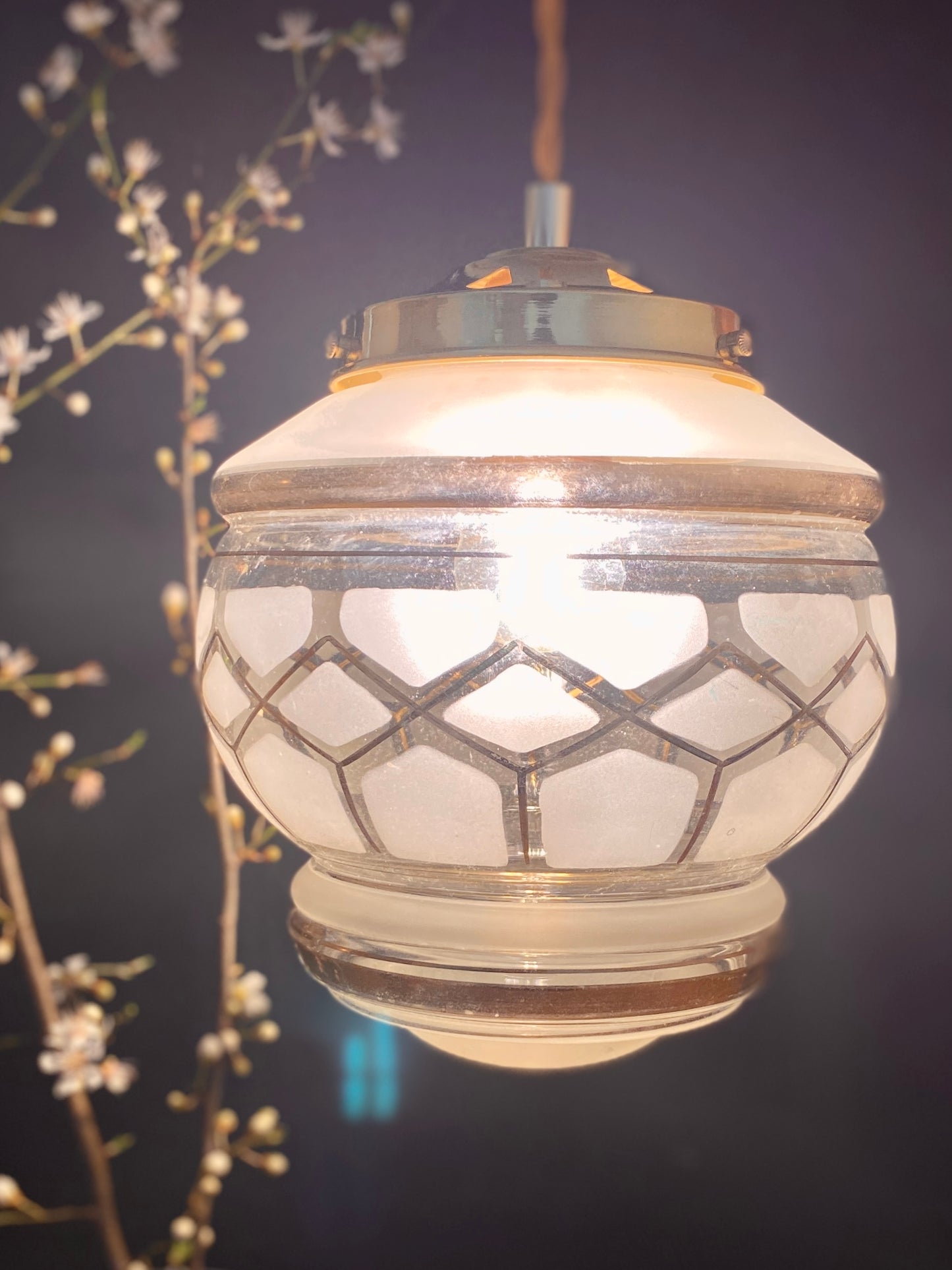 Suspension globe vintage art déco en verre dépoli blanc avec dorures