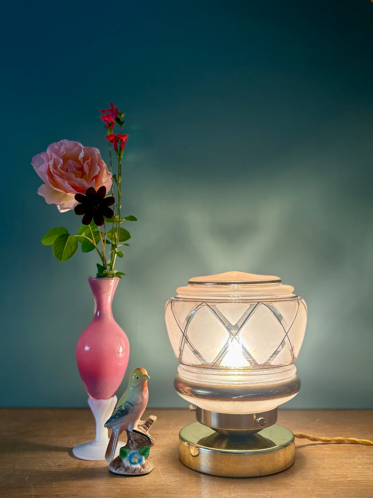 Lampe à poser globe vintage art déco en verre rose et doré