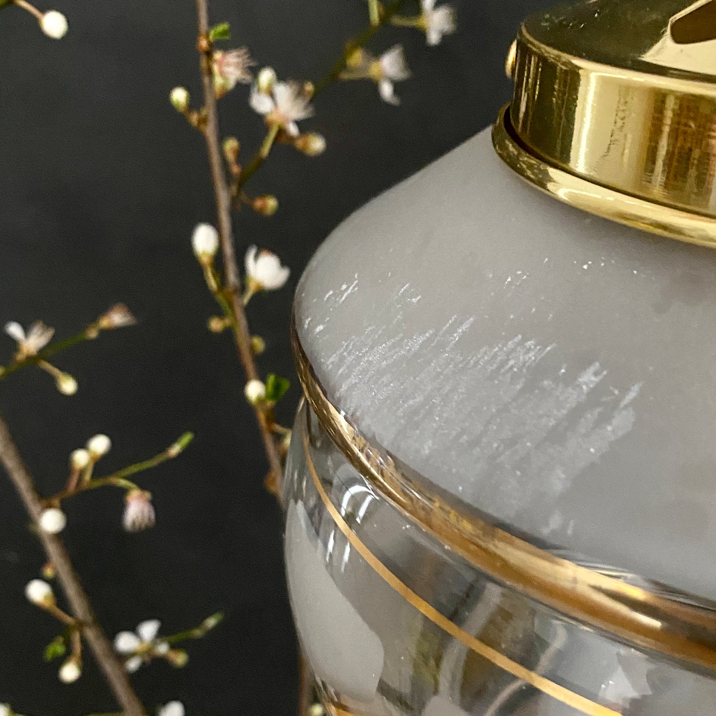 Suspension globe vintage art déco en verre dépoli blanc avec dorures