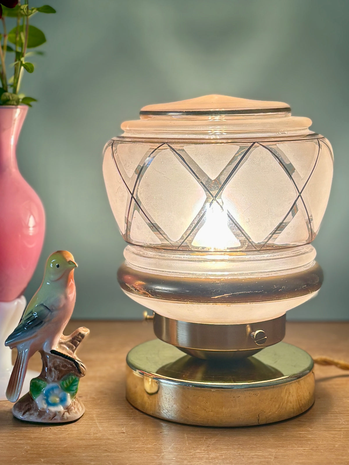 Lampe à poser globe vintage art déco en verre rose et doré