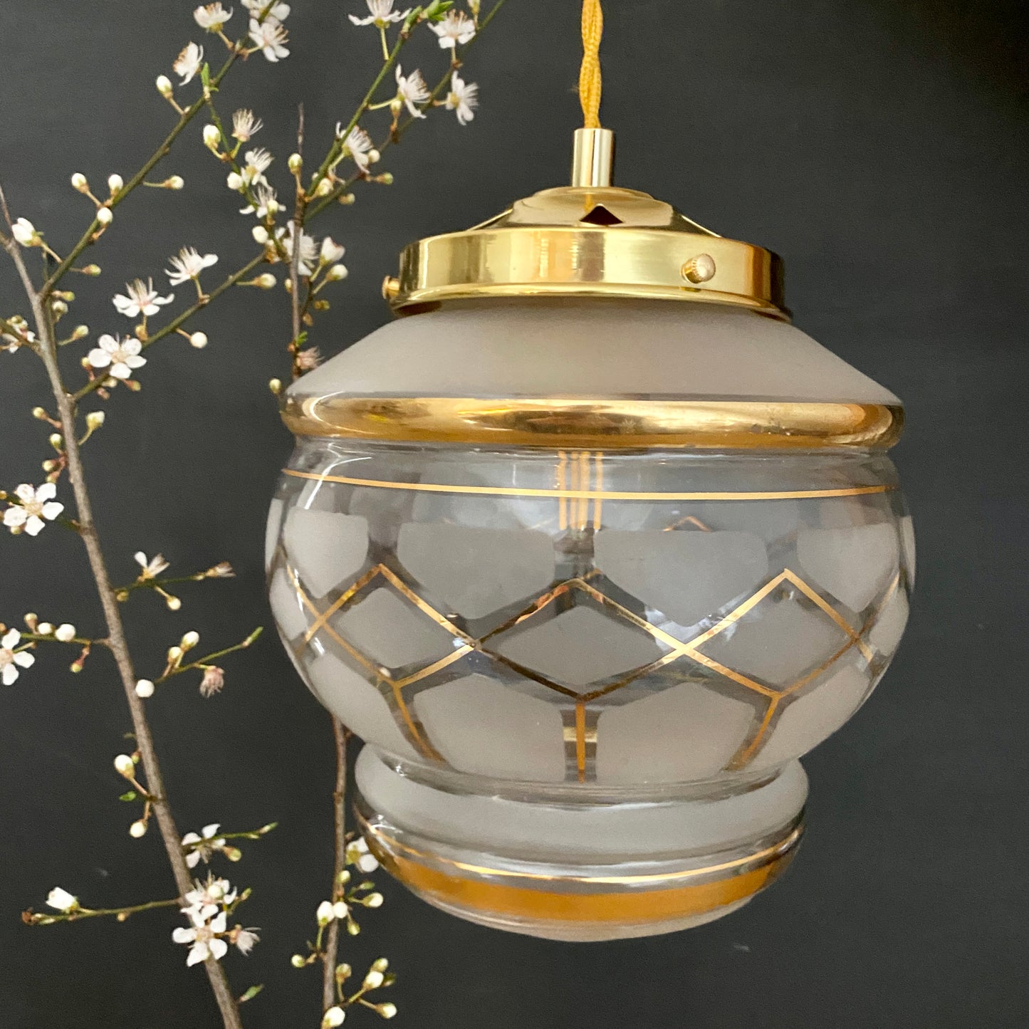 Suspension globe vintage art déco en verre dépoli blanc avec dorures