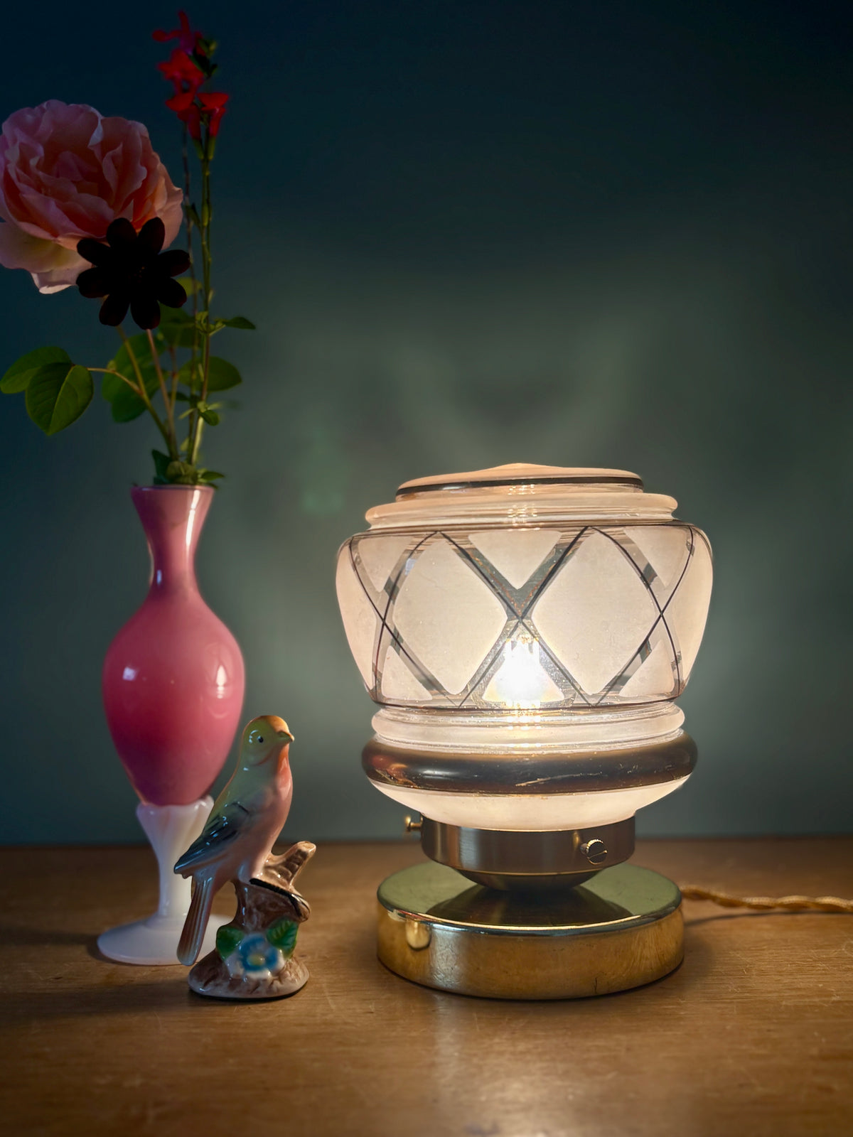 Lampe à poser globe vintage art déco en verre rose et doré