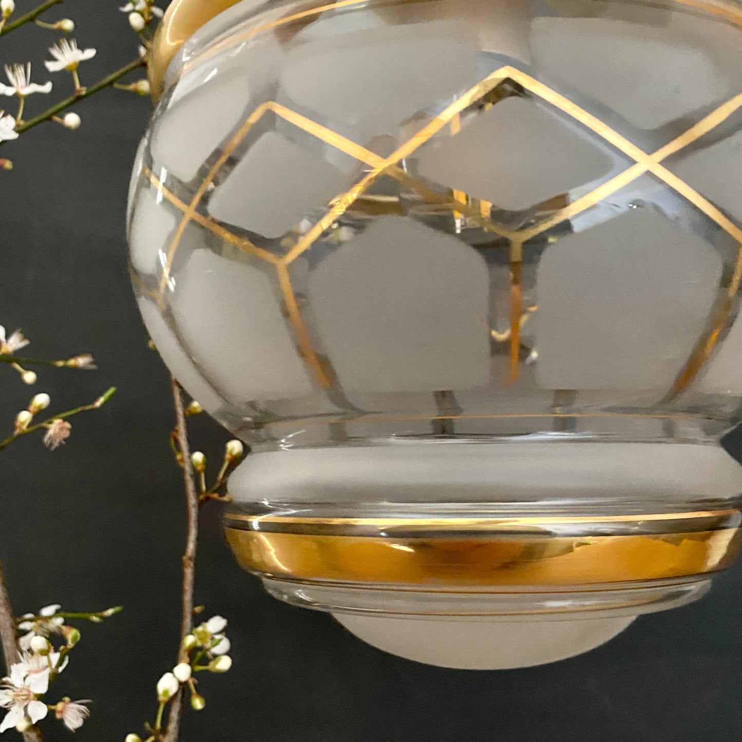 Suspension globe vintage art déco en verre dépoli blanc avec dorures